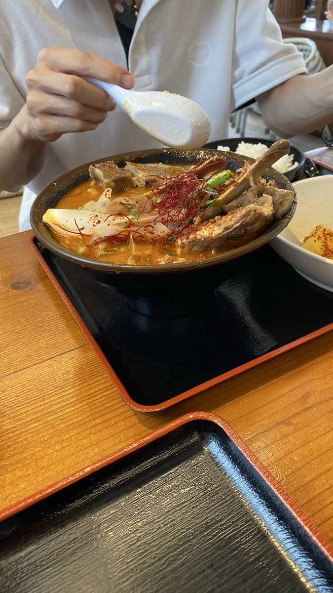 7216mee's tweet photo. 今日のお昼は、愛知から来たお友達と。
連れ連れした、宮良そば。
美味しいって喜んでいただけました。
連れ連れしたお店を喜んでもらえると嬉しいですね😊
大好きな人の話をしながら…美味しい食事をして…楽しい時間を過ごせるって幸せですね♪主役が一緒なら最上級の幸せになります✨ https://t.co/wQTVh8ba5H