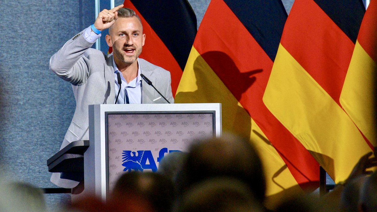 MaDeOHV's tweet photo. Millionen Menschen in Deutschland drücken ihm die Daumen und ich gehöre auch zu ihnen, wo sind seine Unterstützer, seine Sympathisanten?
Möge Ulrich Siegmund von der AfD der zukünftige Ministerpräsident von Sachsen Anhalt werden! 🍀💙 https://t.co/m1v6EK5UIQ