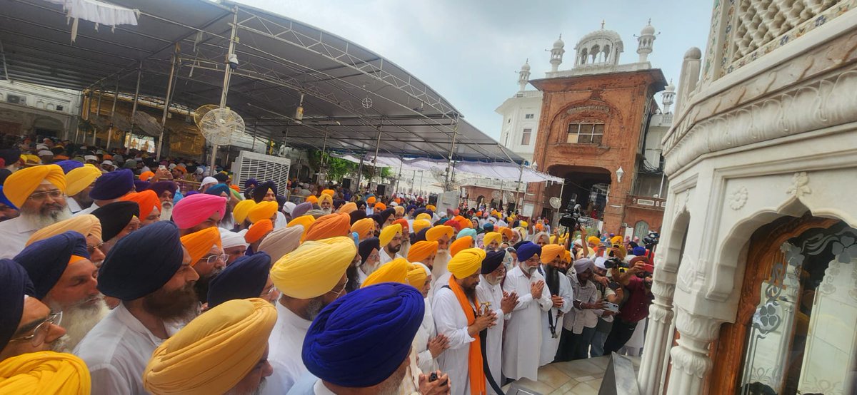 Akalidal_PS's tweet photo. *ਬੰਦੀ ਸਿੰਘਾਂ ਦੀ ਰਿਹਾਈ ਲਈ ਕੌਮੀ ਇਨਸਾਫ ਮੋਰਚੇ ਵੱਲੋਂ ਉਲੀਕੇ ਗਏ 15 ਅਗਸਤ ਵਾਲੇ ਪ੍ਰੋਗਰਾਮ ਵਿੱਚ ਹੋਵਾਂਗੇ ਸ਼ਾਮਲ- ਗਿਆਨੀ ਹਰਪ੍ਰੀਤ ਸਿੰਘ।*

*ਪੰਥ, ਪੰਜਾਬ, ਪਾਰਟੀ ਦੀ ਚੜ੍ਹਦੀ ਕਲਾ ਅਤੇ ਬੰਦੀ ਸਿੰਘਾਂ ਦੀ ਰਿਹਾਈ ਲਈ ਸ਼੍ਰੋਮਣੀ ਅਕਾਲੀ ਦਲ ਪੁਨਰ-ਸੁਰਜੀਤ ਵਲੋਂ ਕੀਤੀ ਗਈ ਅਰਦਾਸ।*
20  ਅਗਸਤ ਨੂੰ ਸੰਤ ਲੌਂਗੋਵਾਲ ਜੀ ਦੀ ਬਰਸੀ ਤੇ ਹੋਵੇਗਾ ਲੌਂਗੋਵਾਲ ਵਿਖੇ ਸਮਾਗਮ 
ਅੰਮ੍ਰਿਤਸਰ-: 11 ਅਗਸਤ () ਅੱਜ ਸ਼ਰੋਮਣੀ ਅਕਾਲੀ ਦਲ ਪੁਨਰ-ਸੁਰਜੀਤ ਵੱਲੋਂ ਆਪਣੀ ਪਹਿਲੀ ਵਰ੍ਹੇਗੰਢ ਨੂੰ ਅਰਦਾਸ ਦਿਵਸ ਵਜੋਂ ਮਨਾਇਆ ਗਿਆ। ਸਮੁਚੀ ਲੀਡਰਸ਼ਿਪ ਨੇ ਗਿਆਨੀ ਹਰਪ੍ਰੀਤ ਸਿੰਘ ਦੀ ਅਗਵਾਈ ਹੇਠ ਸ੍ਰੀ ਅਕਾਲ ਤਖਤ ਸਾਹਿਬ 'ਤੇ ਪੰਥ, ਪੰਜਾਬ ਅਤੇ ਪਾਰਟੀ ਦੀ ਚੜ੍ਹਦੀ ਕਲਾ ਲਈ ਅਰਦਾਸ ਕੀਤੀ ਅਤੇ ਮੀਰੀ ਪੀਰੀ ਦੇ ਮਾਲਕ ਬੰਦੀਛੋੜ ਸਾਹਿਬ ਸ੍ਰੀ ਗੁਰੂ ਹਰਿਗੋਬਿੰਦ ਪਾਤਸ਼ਾਹ ਜੀ ਤੋਂ ਬੰਦੀ ਸਿੰਘਾਂ ਦੀ ਰਿਹਾਈ ਲਈ ਮੰਗ ਕੀਤੀ ਗਈ। ਇਸ ਮੌਕੇ ਗਿਆਨੀ ਹਰਪ੍ਰੀਤ ਸਿੰਘ ਨੇ ਕਿਹਾ ਕਿ ਪੰਥ ਦੀ ਖੇਤਰੀ ਪਾਰਟੀ ਵਜੋਂ 1920 ਨੂੰ ਹੋਂਦ ਵਿੱਚ ਆਇਆ ਅਕਾਲੀ ਦਲ ਸ੍ਰੀ ਅਕਾਲ ਤਖਤ ਸਾਹਿਬ ਦੇ ਆਦੇਸ਼ ਅਨੁਸਾਰ ਪਿਛਲੇ ਸਾਲ 11 ਅਗਸਤ ਨੂੰ ਪੁਨਰ ਸੁਰਜੀਤ ਕੀਤਾ ਗਿਆ ਸੀ, ਜੋ ਸ੍ਰੀ ਅਕਾਲ ਤਖਤ ਸਾਹਿਬ ਦੀ ਛਤਰ ਛਾਇਆ ਹੇਠ ਪੰਥਕ ਭਾਵਨਾ ਮੁਤਾਬਕ ਕੰਮ ਕਰ ਰਿਹਾ ਹੈ। ਇਸਦੀ ਪਹਿਲੀ ਵਰ੍ਹੇਗੰਢ ਮੌਕੇ ਕੀਤੀ ਗਈ ਅਰਦਾਸ ਬੰਦੀ ਸਿੰਘਾਂ ਦੀ ਰਿਹਾਈ ਨੂੰ ਸਮਰਪਿਤ ਕੀਤੀ ਗਈ ਹੈ। ਕਿਉਂ ਕਿ ਬੰਦੀ ਸਿੰਘ ਆਪਣੀ ਕੈਦ ਨਾਲੋਂ ਦੁਗਣੀ ਸਜਾ ਭੁਗਤ ਕੇ ਵੀ ਜੇਲਾਂ ਵਿੱਚ ਬੈਠੇ ਹਨ। ਭਾਈ ਬਲਵੰਤ ਸਿੰਘ ਰਾਜੋਆਣਾ ਪਿਛਲੇ 31 ਸਾਲ ਤੋਂ ਜੇਲ੍ਹ ਵਿੱਚ ਹਨ ਅਤੇ 2007 ਵਿੱਚ ਉਹਨਾਂ ਨੂੰ ਸੁਣਾਈ ਗਈ ਫਾਂਸੀ ਦੀ ਸਜਾ ਤੋਂ ਲੈਕੇ ਹੁਣ ਤੱਕ ਫਾਂਸੀ ਚੱਕੀ ਵਿੱਚ ਬੰਦ ਹਨ। ਇਸਤੋਂ ਇਲਾਵਾ ਭਾਈ ਜਗਤਾਰ ਸਿੰਘ ਹਵਾਰਾ ਦੇ ਮਾਤਾ ਜੀ ਆਪਣੀ ਉਮਰ ਦੇ ਆਖਰੀ ਪੜਾਅ ਵਿਚ ਹਨ ਪਰ ਉਹਨਾਂ ਨੂੰ ਮਿਲਣ ਵਾਸਤੇ ਭਾਈ ਹਵਾਰਾ ਨੂੰ ਪੈਰੋਲ ਤੱਕ ਨਹੀ ਦਿੱਤੀ ਜਾ ਰਹੀ। ਇਸ ਲਈ ਜਦੋਂ ਸਰਕਾਰਾਂ ਨੇ ਸਾਡੀ ਗੱਲ ਸੁਣਨੀ ਬੰਦ ਕਰ ਦਿੱਤੀ ਹੈ ਤਾਂ ਅਸੀਂ ਬੰਦੀਛੋੜ ਗੁਰੂ ਹਰਿਗੋਬਿੰਦ ਸਾਹਿਬ ਜੀ ਅੱਗੇ ਅਰਦਾਸ ਕੀਤੀ ਹੈ ਕਿ ਸਾਡੇ ਸਿੰਘਾਂ ਦੀ ਬੰਦ ਖਲਾਸੀ ਕਰੋ ਕਿ ਉਹ ਪੰਥ ਵਿੱਚ ਖੁਲ੍ਹੇਆਮ ਵਿਚਰ ਸਕਣ। ਗਿਆਨੀ ਹਰਪ੍ਰੀਤ ਸਿੰਘ ਨੇ ਐਲਾਨ ਕੀਤਾ ਕਿ ਕੌਮੀ ਇਨਸਾਫ ਮੋਰਚੇ ਵੱਲੋਂ 15 ਅਗਸਤ ਨੂੰ ਉਲੀਕੇ ਗਏ ਰਾਜਪਾਲ ਦੇ ਘਿਰਾਓ ਵਾਲੇ ਪ੍ਰੋਗਰਾਮ ਵਿੱਚ ਸਾਡੀ ਜਥੇਬੰਦੀ ਵੱਧ ਚੜ੍ਹ ਕੇ ਭਾਗ ਲਵੇਗੀ।  ਇਸਤੋਂ ਬਾਦ ਪਾਰਟੀ ਦਫਤਰ ਵਿੱਚ ਸਾਰੇ ਅਹੁਦੇਦਾਰਾਂ ਦੀ ਮੀਟਿੰਗ ਨੂੰ ਸੰਬੋਧਨ ਕਰਦਿਆਂ ਗਿਆਨੀ ਹਰਪ੍ਰੀਤ ਸਿੰਘ ਨੇ ਇਕ ਸਾਲ ਤੋਂ ਪਾਰਟੀ ਸੰਗਠਨ ਦੀ ਮਜਬੂਤੀ ਲਈ ਤਨਦੇਹੀ ਨਾਲ ਕੰਮ ਕਰਨ ਵਾਲੇ ਵਰਕਰਾਂ ਅਤੇ ਆਗੂਆਂ ਦਾ ਧੰਨਵਾਦ ਕਰਦਿਆਂ ਕਿਹਾ ਕਿ ਉਹਨਾਂ ਨੂੰ ਪੰਥ ਦੀ ਇਸ ਖੇਤਰੀ ਪਾਰਟੀ ਲਈ ਹੋਰ ਵੀ ਚੰਗੀ ਤਰਾਂ ਕੰਮ ਕਰਨਾ ਚਾਹੀਦਾ ਹੈ ਤਾਂ ਜੋ ਸ੍ਰੀ ਅਕਾਲ ਤਖਤ ਸਾਹਿਬ ਦੇ ਆਦੇਸ਼ ਨਾਲ ਪੁਨਰ ਸੁਰਜੀਤ ਹੋਇਆ ਅਕਾਲੀ ਦਲ ਪਹਿਲਾਂ ਵਾਂਗ ਲੋਕਾਂ ਦੀ ਹਰਮਨ ਪਿਆਰੀ ਜਥੇਬੰਦੀ ਬਣਿਆ ਰਹੇ। ਮੀਟਿੰਗ ਵਿੱਚ 20 ਅਗਸਤ ਨੂੰ ਆ ਰਹੀ ਸੰਤ ਹਰਚੰਦ ਸਿੰਘ ਲੌਂਗੋਵਾਲ ਦੀ ਬਰਸੀ ਨੂੰ ਵਿਸ਼ਾਲ ਰੂਪ ਵਿੱਚ ਮਨਾਉਣ ਦਾ ਫੈਸਲਾ ਕੀਤਾ ਗਿਆ। ਜਿਸ ਲਈ ਪਰਮਿੰਦਰ ਸਿੰਘ ਢੀਂਡਸਾ  ਗੋਬਿੰਦ ਸਿੰਘ ਲੌਂਗੋਵਾਲ ਅਤੇ ਸਾਰੇ ਜਿਲਾ ਸੰਗਰੂਰ ਦੇ ਆਗੂ ਲਗਾਤਾਰ ਮੀਟਿੰਗਾਂ ਕਰ ਰਹੇ ਹਨ ਅਤੇ ਵਰਕਰਾਂ ਨੂੰ ਦਿਨ ਰਾਤ ਮਿਹਨਤ ਕਰਨ ਲਈ ਕਿਹਾ ਗਿਆ। 
        ਅੱਜ ਦੀ ਇਸ ਮੀਟਿੰਗ ਵਿੱਚ ਗਿਆਨੀ ਹਰਪ੍ਰੀਤ ਸਿੰਘ ਤੋਂ ਇਲਾਵਾ ਬੀਬੀ ਜਗੀਰ ਕੌਰ, ਸ ਗੁਰਪ੍ਰਤਾਪ ਸਿੰਘ ਵਡਾਲਾ, ਸ ਸੁੱਚਾ ਸਿੰਘ ਛੋਟੇਪੁਰ, ਸ ਪਰਮਿੰਦਰ ਸਿੰਘ ਢੀਂਡਸਾ, ਭਾਈ ਮਨਜੀਤ ਸਿੰਘ, ਸ ਗੋਬਿੰਦ ਸਿੰਘ ਲੌਂਗੋਵਾਲ, ਸ ਗੁਰਜੀਤ ਸਿੰਘ ਤਲਵੰਡੀ, ਸ ਅਜੈਪਾਲ ਸਿੰਘ ਮੀਰਾਂਕੋਟ, ਸ ਕਰਨੈਲ ਸਿੰਘ ਪੀਰਮੁਹੰਮਦ, ਸ ਭੁਪਿੰਦਰ ਸਿੰਘ ਸ਼ੇਖੂਪੁਰ, ਸ ਜਸਵੰਤ ਸਿੰਘ ਪੁੜੈਣ, ਸ ਰਾਮਪਾਲ ਸਿੰਘ ਬਹਿਣੀਵਾਲ, ਸ ਭਜਨ ਸਿੰਘ ਸ਼ੇਰਗਿੱਲ, ਸ ਦਵਿੰਦਰ ਸਿੰਘ ਸੋਢੀ, ਸ ਚਰਨਜੀਤ ਸਿੰਘ ਮਾਵੀ, ਸ ਤਾਰਾ ਸਿੰਘ ਘੁੜਿਆਣੀ, ਸ ਅਰਵਿੰਦਰ ਸਿੰਘ ਪੈਂਟਾ, ਸ ਦਰਸ਼ਨ ਸਿੰਘ ਕੰਸਾਲਾ, ਸ ਹਰਜਿੰਦਰ ਸਿੰਘ ਰਾਮਗੜ੍ਹ ਸੰਧਵਾਂ, ਬੀਬੀ ਹਰਜੀਤ ਕੌਰ ਤਲਵੰਡੀ, ਬੀਬੀ ਸਿਮਰਜੀਤ ਕੌਰ ਸਿੱਧੂ, ਬੀਬੀ ਮਨਿੰਦਰ ਕੌਰ ਮੋਨਾ ਮੋਹਾਲੀ, ਸ ਸਰਬਜੀਤ ਸਿੰਘ ਕਾਦੀਮਾਜਰਾ, ਸ ਗੁਰਲਾਲ ਸਿੰਘ ਫਾਜ਼ਿਲਕਾ, ਐਡਵੋਕੇਟ ਰਾਵਿੰਦਰ ਸਿੰਘ ਸ਼ਾਹਪੁਰ, ਸ ਜਸਪਾਲ ਸਿੰਘ ਫ਼ਿਰੋਜ਼ਪੁਰ, ਸ ਮਧੁਪਾਲ ਸਿੰਘ ਗੋਗਾ, ਸ ਜਗਤਾਰ ਸਿੰਘ, ਸ ਸਵਿੰਦਰ ਸਿੰਘ ਦੋਬਲੀਆਂ, ਸ ਜਗਜੀਤ ਸਿੰਘ ਮੋਹਾਲੀ, ਦਫਤਰ ਸਕੱਤਰ ਸ ਜਗਜੀਤ ਸਿੰਘ ਕੋਹਲੀ, ਮੀਡੀਆ ਇੰਚਾਰਜ ਸ ਤੇਜਿੰਦਰ ਸਿੰਘ ਪੰਨੂੰ, ਸ ਦਲਜਿੰਦਰਬੀਰ ਸਿੰਘ ਵਿਰਕ, ਸ ਮਨਿੰਦਰ ਸਿੰਘ ਧੁੰਨਾ, ਸ ਹਰਜਿੰਦਰ ਸਿੰਘ ਵਿਰਕ, ਸ ਗੁਰਜਿੰਦਰ ਸਿੰਘ ਭੂੱਲਰ, ਸ ਅਮਨਦੀਪ ਸਿੰਘ, ਸ ਬਲਦੇਵ ਸਿੰਘ ਬਟਾਲਾ, ਸ ਮਨਜੀਤ ਸਿੰਘ ਦਸੂਹਾ, ਸ ਸੁਖਵੰਤ ਸਿੰਘ ਰੌਲੀ, ਸ ਅਮਰਜੀਤ ਸਿੰਘ ਕਿਸ਼ਨਪੁਰਾ, ਸ ਗੁਰਮੀਤ ਸਿੰਘ ਮਕੜੌਨਾ, ਸ ਮਨਦੀਪ ਸਿੰਘ ਤਰਖਾਣਮਾਜਰਾ, ਸ ਰਣਧੀਰ ਸਿੰਘ ਰੱਖੜਾ, ਸ ਰਵਿੰਦਰ ਸਿੰਘ ਬਿੰਦਾ, ਸ ਰਾਮਪਾਲ ਸਿੰਘ ਬਹਿਣੀਵਾਲ, ਸ ਰਿਪੁਦਮਨ ਸਿੰਘ ਢਿੱਲੋਂ, ਸ ਤਰਨਜੀਤ ਸਿੰਘ ਦੁੱਗਲ, ਸ ਰਵਿੰਦਰ ਸਿੰਘ ਰੰਮੀ ਢਿੱਲੋਂ, ਸ ਮਨਜੀਤ ਸਿੰਘ ਬੱਪੀਆਣਾ, ਸ ਸੁਖਮਨਦੀਪ ਸਿੰਘ ਢਿੱਲੋਂ, ਸ ਭੋਲਾ ਸਿੰਘ ਗਿੱਲਪੱਤੀ, ਸ ਰਾਜਿੰਦਰ ਸਿੰਘ ਰਾਜਾ, ਸ ਗੁਰਜਿੰਦਰ ਸਿੰਘ ਟਾਹਲੀਵਾਲਾ, ਸ ਰਣਜੀਤ ਸਿੰਘ ਔਲਖ, ਡਾ.ਮੁਖਤਿਆਰ ਸਿੰਘ, ਸ ਅਮਰਿੰਦਰ ਸਿੰਘ ਮੰਡੀਆਂ, ਸ ਪ੍ਰੀਤਮ ਸਿੰਘ ਕੁੱਸਾ, ਸ ਸੁਰਿੰਦਰ ਸਿੰਘ ਬੱਸੀ, ਸ ਜੋਰਾ ਸਿੰਘ ਭੁੱਲਰ (ਚੱਪੜਚਿੜੀ) ਆਦਿ ਆਗੂ ਹਾਜਿਰ ਸਨ। ਪ੍ਰੈੱਸ ਨੂੰ ਇਹ ਬਿਆਨ ਮੀਡੀਆ ਇੰਚਾਰਜ ਸ ਤੇਜਿੰਦਰ ਸਿੰਘ ਪੰਨੂੰ ਵੱਲੋਂ ਜਾਰੀ ਕੀਤਾ ਗਿਆ।ਜਸਪ੍ਰੀਤ ਸਿੰਘ (ਹਰਮੀਤਪਾਲ ਸਿੰਘ ਘੁੰਮਣ ਅੰਮ੍ਰਿਤਪਾਲ ਸਿੰਘ (ਭੁਪਿੰਦਰ ਸਿੰਘ ਘੁੰਮਣ (ਚਰਨਜੀਤ ਸਿੰਘ ਮਾਵੀ ਗੁਰਸੇਵਕ ਸਿੰਘ ਮਨਿਆਣਾ ਐਡ. ਰਵਿੰਦਰ ਸਿੰਘ ਸ਼ਾਹਪੁਰ ਮਲਕੀਤ ਸਿੰਘ ਹੁੰਦਲ ਦਵਿੰਦਰ ਸਿੰਘ ਸੰਤ ਸਿਪਾਹੀ ਆਦਿ ਹਜਾਰ ਸਨ