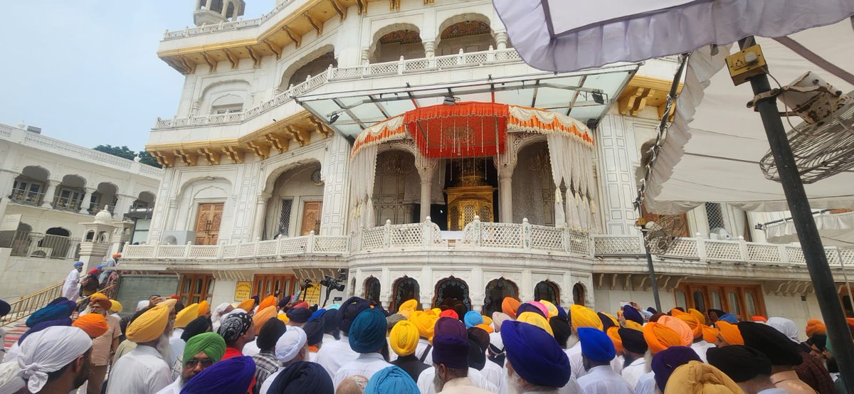 Akalidal_PS's tweet photo. *ਬੰਦੀ ਸਿੰਘਾਂ ਦੀ ਰਿਹਾਈ ਲਈ ਕੌਮੀ ਇਨਸਾਫ ਮੋਰਚੇ ਵੱਲੋਂ ਉਲੀਕੇ ਗਏ 15 ਅਗਸਤ ਵਾਲੇ ਪ੍ਰੋਗਰਾਮ ਵਿੱਚ ਹੋਵਾਂਗੇ ਸ਼ਾਮਲ- ਗਿਆਨੀ ਹਰਪ੍ਰੀਤ ਸਿੰਘ।*

*ਪੰਥ, ਪੰਜਾਬ, ਪਾਰਟੀ ਦੀ ਚੜ੍ਹਦੀ ਕਲਾ ਅਤੇ ਬੰਦੀ ਸਿੰਘਾਂ ਦੀ ਰਿਹਾਈ ਲਈ ਸ਼੍ਰੋਮਣੀ ਅਕਾਲੀ ਦਲ ਪੁਨਰ-ਸੁਰਜੀਤ ਵਲੋਂ ਕੀਤੀ ਗਈ ਅਰਦਾਸ।*
20  ਅਗਸਤ ਨੂੰ ਸੰਤ ਲੌਂਗੋਵਾਲ ਜੀ ਦੀ ਬਰਸੀ ਤੇ ਹੋਵੇਗਾ ਲੌਂਗੋਵਾਲ ਵਿਖੇ ਸਮਾਗਮ 
ਅੰਮ੍ਰਿਤਸਰ-: 11 ਅਗਸਤ () ਅੱਜ ਸ਼ਰੋਮਣੀ ਅਕਾਲੀ ਦਲ ਪੁਨਰ-ਸੁਰਜੀਤ ਵੱਲੋਂ ਆਪਣੀ ਪਹਿਲੀ ਵਰ੍ਹੇਗੰਢ ਨੂੰ ਅਰਦਾਸ ਦਿਵਸ ਵਜੋਂ ਮਨਾਇਆ ਗਿਆ। ਸਮੁਚੀ ਲੀਡਰਸ਼ਿਪ ਨੇ ਗਿਆਨੀ ਹਰਪ੍ਰੀਤ ਸਿੰਘ ਦੀ ਅਗਵਾਈ ਹੇਠ ਸ੍ਰੀ ਅਕਾਲ ਤਖਤ ਸਾਹਿਬ 'ਤੇ ਪੰਥ, ਪੰਜਾਬ ਅਤੇ ਪਾਰਟੀ ਦੀ ਚੜ੍ਹਦੀ ਕਲਾ ਲਈ ਅਰਦਾਸ ਕੀਤੀ ਅਤੇ ਮੀਰੀ ਪੀਰੀ ਦੇ ਮਾਲਕ ਬੰਦੀਛੋੜ ਸਾਹਿਬ ਸ੍ਰੀ ਗੁਰੂ ਹਰਿਗੋਬਿੰਦ ਪਾਤਸ਼ਾਹ ਜੀ ਤੋਂ ਬੰਦੀ ਸਿੰਘਾਂ ਦੀ ਰਿਹਾਈ ਲਈ ਮੰਗ ਕੀਤੀ ਗਈ। ਇਸ ਮੌਕੇ ਗਿਆਨੀ ਹਰਪ੍ਰੀਤ ਸਿੰਘ ਨੇ ਕਿਹਾ ਕਿ ਪੰਥ ਦੀ ਖੇਤਰੀ ਪਾਰਟੀ ਵਜੋਂ 1920 ਨੂੰ ਹੋਂਦ ਵਿੱਚ ਆਇਆ ਅਕਾਲੀ ਦਲ ਸ੍ਰੀ ਅਕਾਲ ਤਖਤ ਸਾਹਿਬ ਦੇ ਆਦੇਸ਼ ਅਨੁਸਾਰ ਪਿਛਲੇ ਸਾਲ 11 ਅਗਸਤ ਨੂੰ ਪੁਨਰ ਸੁਰਜੀਤ ਕੀਤਾ ਗਿਆ ਸੀ, ਜੋ ਸ੍ਰੀ ਅਕਾਲ ਤਖਤ ਸਾਹਿਬ ਦੀ ਛਤਰ ਛਾਇਆ ਹੇਠ ਪੰਥਕ ਭਾਵਨਾ ਮੁਤਾਬਕ ਕੰਮ ਕਰ ਰਿਹਾ ਹੈ। ਇਸਦੀ ਪਹਿਲੀ ਵਰ੍ਹੇਗੰਢ ਮੌਕੇ ਕੀਤੀ ਗਈ ਅਰਦਾਸ ਬੰਦੀ ਸਿੰਘਾਂ ਦੀ ਰਿਹਾਈ ਨੂੰ ਸਮਰਪਿਤ ਕੀਤੀ ਗਈ ਹੈ। ਕਿਉਂ ਕਿ ਬੰਦੀ ਸਿੰਘ ਆਪਣੀ ਕੈਦ ਨਾਲੋਂ ਦੁਗਣੀ ਸਜਾ ਭੁਗਤ ਕੇ ਵੀ ਜੇਲਾਂ ਵਿੱਚ ਬੈਠੇ ਹਨ। ਭਾਈ ਬਲਵੰਤ ਸਿੰਘ ਰਾਜੋਆਣਾ ਪਿਛਲੇ 31 ਸਾਲ ਤੋਂ ਜੇਲ੍ਹ ਵਿੱਚ ਹਨ ਅਤੇ 2007 ਵਿੱਚ ਉਹਨਾਂ ਨੂੰ ਸੁਣਾਈ ਗਈ ਫਾਂਸੀ ਦੀ ਸਜਾ ਤੋਂ ਲੈਕੇ ਹੁਣ ਤੱਕ ਫਾਂਸੀ ਚੱਕੀ ਵਿੱਚ ਬੰਦ ਹਨ। ਇਸਤੋਂ ਇਲਾਵਾ ਭਾਈ ਜਗਤਾਰ ਸਿੰਘ ਹਵਾਰਾ ਦੇ ਮਾਤਾ ਜੀ ਆਪਣੀ ਉਮਰ ਦੇ ਆਖਰੀ ਪੜਾਅ ਵਿਚ ਹਨ ਪਰ ਉਹਨਾਂ ਨੂੰ ਮਿਲਣ ਵਾਸਤੇ ਭਾਈ ਹਵਾਰਾ ਨੂੰ ਪੈਰੋਲ ਤੱਕ ਨਹੀ ਦਿੱਤੀ ਜਾ ਰਹੀ। ਇਸ ਲਈ ਜਦੋਂ ਸਰਕਾਰਾਂ ਨੇ ਸਾਡੀ ਗੱਲ ਸੁਣਨੀ ਬੰਦ ਕਰ ਦਿੱਤੀ ਹੈ ਤਾਂ ਅਸੀਂ ਬੰਦੀਛੋੜ ਗੁਰੂ ਹਰਿਗੋਬਿੰਦ ਸਾਹਿਬ ਜੀ ਅੱਗੇ ਅਰਦਾਸ ਕੀਤੀ ਹੈ ਕਿ ਸਾਡੇ ਸਿੰਘਾਂ ਦੀ ਬੰਦ ਖਲਾਸੀ ਕਰੋ ਕਿ ਉਹ ਪੰਥ ਵਿੱਚ ਖੁਲ੍ਹੇਆਮ ਵਿਚਰ ਸਕਣ। ਗਿਆਨੀ ਹਰਪ੍ਰੀਤ ਸਿੰਘ ਨੇ ਐਲਾਨ ਕੀਤਾ ਕਿ ਕੌਮੀ ਇਨਸਾਫ ਮੋਰਚੇ ਵੱਲੋਂ 15 ਅਗਸਤ ਨੂੰ ਉਲੀਕੇ ਗਏ ਰਾਜਪਾਲ ਦੇ ਘਿਰਾਓ ਵਾਲੇ ਪ੍ਰੋਗਰਾਮ ਵਿੱਚ ਸਾਡੀ ਜਥੇਬੰਦੀ ਵੱਧ ਚੜ੍ਹ ਕੇ ਭਾਗ ਲਵੇਗੀ।  ਇਸਤੋਂ ਬਾਦ ਪਾਰਟੀ ਦਫਤਰ ਵਿੱਚ ਸਾਰੇ ਅਹੁਦੇਦਾਰਾਂ ਦੀ ਮੀਟਿੰਗ ਨੂੰ ਸੰਬੋਧਨ ਕਰਦਿਆਂ ਗਿਆਨੀ ਹਰਪ੍ਰੀਤ ਸਿੰਘ ਨੇ ਇਕ ਸਾਲ ਤੋਂ ਪਾਰਟੀ ਸੰਗਠਨ ਦੀ ਮਜਬੂਤੀ ਲਈ ਤਨਦੇਹੀ ਨਾਲ ਕੰਮ ਕਰਨ ਵਾਲੇ ਵਰਕਰਾਂ ਅਤੇ ਆਗੂਆਂ ਦਾ ਧੰਨਵਾਦ ਕਰਦਿਆਂ ਕਿਹਾ ਕਿ ਉਹਨਾਂ ਨੂੰ ਪੰਥ ਦੀ ਇਸ ਖੇਤਰੀ ਪਾਰਟੀ ਲਈ ਹੋਰ ਵੀ ਚੰਗੀ ਤਰਾਂ ਕੰਮ ਕਰਨਾ ਚਾਹੀਦਾ ਹੈ ਤਾਂ ਜੋ ਸ੍ਰੀ ਅਕਾਲ ਤਖਤ ਸਾਹਿਬ ਦੇ ਆਦੇਸ਼ ਨਾਲ ਪੁਨਰ ਸੁਰਜੀਤ ਹੋਇਆ ਅਕਾਲੀ ਦਲ ਪਹਿਲਾਂ ਵਾਂਗ ਲੋਕਾਂ ਦੀ ਹਰਮਨ ਪਿਆਰੀ ਜਥੇਬੰਦੀ ਬਣਿਆ ਰਹੇ। ਮੀਟਿੰਗ ਵਿੱਚ 20 ਅਗਸਤ ਨੂੰ ਆ ਰਹੀ ਸੰਤ ਹਰਚੰਦ ਸਿੰਘ ਲੌਂਗੋਵਾਲ ਦੀ ਬਰਸੀ ਨੂੰ ਵਿਸ਼ਾਲ ਰੂਪ ਵਿੱਚ ਮਨਾਉਣ ਦਾ ਫੈਸਲਾ ਕੀਤਾ ਗਿਆ। ਜਿਸ ਲਈ ਪਰਮਿੰਦਰ ਸਿੰਘ ਢੀਂਡਸਾ  ਗੋਬਿੰਦ ਸਿੰਘ ਲੌਂਗੋਵਾਲ ਅਤੇ ਸਾਰੇ ਜਿਲਾ ਸੰਗਰੂਰ ਦੇ ਆਗੂ ਲਗਾਤਾਰ ਮੀਟਿੰਗਾਂ ਕਰ ਰਹੇ ਹਨ ਅਤੇ ਵਰਕਰਾਂ ਨੂੰ ਦਿਨ ਰਾਤ ਮਿਹਨਤ ਕਰਨ ਲਈ ਕਿਹਾ ਗਿਆ। 
        ਅੱਜ ਦੀ ਇਸ ਮੀਟਿੰਗ ਵਿੱਚ ਗਿਆਨੀ ਹਰਪ੍ਰੀਤ ਸਿੰਘ ਤੋਂ ਇਲਾਵਾ ਬੀਬੀ ਜਗੀਰ ਕੌਰ, ਸ ਗੁਰਪ੍ਰਤਾਪ ਸਿੰਘ ਵਡਾਲਾ, ਸ ਸੁੱਚਾ ਸਿੰਘ ਛੋਟੇਪੁਰ, ਸ ਪਰਮਿੰਦਰ ਸਿੰਘ ਢੀਂਡਸਾ, ਭਾਈ ਮਨਜੀਤ ਸਿੰਘ, ਸ ਗੋਬਿੰਦ ਸਿੰਘ ਲੌਂਗੋਵਾਲ, ਸ ਗੁਰਜੀਤ ਸਿੰਘ ਤਲਵੰਡੀ, ਸ ਅਜੈਪਾਲ ਸਿੰਘ ਮੀਰਾਂਕੋਟ, ਸ ਕਰਨੈਲ ਸਿੰਘ ਪੀਰਮੁਹੰਮਦ, ਸ ਭੁਪਿੰਦਰ ਸਿੰਘ ਸ਼ੇਖੂਪੁਰ, ਸ ਜਸਵੰਤ ਸਿੰਘ ਪੁੜੈਣ, ਸ ਰਾਮਪਾਲ ਸਿੰਘ ਬਹਿਣੀਵਾਲ, ਸ ਭਜਨ ਸਿੰਘ ਸ਼ੇਰਗਿੱਲ, ਸ ਦਵਿੰਦਰ ਸਿੰਘ ਸੋਢੀ, ਸ ਚਰਨਜੀਤ ਸਿੰਘ ਮਾਵੀ, ਸ ਤਾਰਾ ਸਿੰਘ ਘੁੜਿਆਣੀ, ਸ ਅਰਵਿੰਦਰ ਸਿੰਘ ਪੈਂਟਾ, ਸ ਦਰਸ਼ਨ ਸਿੰਘ ਕੰਸਾਲਾ, ਸ ਹਰਜਿੰਦਰ ਸਿੰਘ ਰਾਮਗੜ੍ਹ ਸੰਧਵਾਂ, ਬੀਬੀ ਹਰਜੀਤ ਕੌਰ ਤਲਵੰਡੀ, ਬੀਬੀ ਸਿਮਰਜੀਤ ਕੌਰ ਸਿੱਧੂ, ਬੀਬੀ ਮਨਿੰਦਰ ਕੌਰ ਮੋਨਾ ਮੋਹਾਲੀ, ਸ ਸਰਬਜੀਤ ਸਿੰਘ ਕਾਦੀਮਾਜਰਾ, ਸ ਗੁਰਲਾਲ ਸਿੰਘ ਫਾਜ਼ਿਲਕਾ, ਐਡਵੋਕੇਟ ਰਾਵਿੰਦਰ ਸਿੰਘ ਸ਼ਾਹਪੁਰ, ਸ ਜਸਪਾਲ ਸਿੰਘ ਫ਼ਿਰੋਜ਼ਪੁਰ, ਸ ਮਧੁਪਾਲ ਸਿੰਘ ਗੋਗਾ, ਸ ਜਗਤਾਰ ਸਿੰਘ, ਸ ਸਵਿੰਦਰ ਸਿੰਘ ਦੋਬਲੀਆਂ, ਸ ਜਗਜੀਤ ਸਿੰਘ ਮੋਹਾਲੀ, ਦਫਤਰ ਸਕੱਤਰ ਸ ਜਗਜੀਤ ਸਿੰਘ ਕੋਹਲੀ, ਮੀਡੀਆ ਇੰਚਾਰਜ ਸ ਤੇਜਿੰਦਰ ਸਿੰਘ ਪੰਨੂੰ, ਸ ਦਲਜਿੰਦਰਬੀਰ ਸਿੰਘ ਵਿਰਕ, ਸ ਮਨਿੰਦਰ ਸਿੰਘ ਧੁੰਨਾ, ਸ ਹਰਜਿੰਦਰ ਸਿੰਘ ਵਿਰਕ, ਸ ਗੁਰਜਿੰਦਰ ਸਿੰਘ ਭੂੱਲਰ, ਸ ਅਮਨਦੀਪ ਸਿੰਘ, ਸ ਬਲਦੇਵ ਸਿੰਘ ਬਟਾਲਾ, ਸ ਮਨਜੀਤ ਸਿੰਘ ਦਸੂਹਾ, ਸ ਸੁਖਵੰਤ ਸਿੰਘ ਰੌਲੀ, ਸ ਅਮਰਜੀਤ ਸਿੰਘ ਕਿਸ਼ਨਪੁਰਾ, ਸ ਗੁਰਮੀਤ ਸਿੰਘ ਮਕੜੌਨਾ, ਸ ਮਨਦੀਪ ਸਿੰਘ ਤਰਖਾਣਮਾਜਰਾ, ਸ ਰਣਧੀਰ ਸਿੰਘ ਰੱਖੜਾ, ਸ ਰਵਿੰਦਰ ਸਿੰਘ ਬਿੰਦਾ, ਸ ਰਾਮਪਾਲ ਸਿੰਘ ਬਹਿਣੀਵਾਲ, ਸ ਰਿਪੁਦਮਨ ਸਿੰਘ ਢਿੱਲੋਂ, ਸ ਤਰਨਜੀਤ ਸਿੰਘ ਦੁੱਗਲ, ਸ ਰਵਿੰਦਰ ਸਿੰਘ ਰੰਮੀ ਢਿੱਲੋਂ, ਸ ਮਨਜੀਤ ਸਿੰਘ ਬੱਪੀਆਣਾ, ਸ ਸੁਖਮਨਦੀਪ ਸਿੰਘ ਢਿੱਲੋਂ, ਸ ਭੋਲਾ ਸਿੰਘ ਗਿੱਲਪੱਤੀ, ਸ ਰਾਜਿੰਦਰ ਸਿੰਘ ਰਾਜਾ, ਸ ਗੁਰਜਿੰਦਰ ਸਿੰਘ ਟਾਹਲੀਵਾਲਾ, ਸ ਰਣਜੀਤ ਸਿੰਘ ਔਲਖ, ਡਾ.ਮੁਖਤਿਆਰ ਸਿੰਘ, ਸ ਅਮਰਿੰਦਰ ਸਿੰਘ ਮੰਡੀਆਂ, ਸ ਪ੍ਰੀਤਮ ਸਿੰਘ ਕੁੱਸਾ, ਸ ਸੁਰਿੰਦਰ ਸਿੰਘ ਬੱਸੀ, ਸ ਜੋਰਾ ਸਿੰਘ ਭੁੱਲਰ (ਚੱਪੜਚਿੜੀ) ਆਦਿ ਆਗੂ ਹਾਜਿਰ ਸਨ। ਪ੍ਰੈੱਸ ਨੂੰ ਇਹ ਬਿਆਨ ਮੀਡੀਆ ਇੰਚਾਰਜ ਸ ਤੇਜਿੰਦਰ ਸਿੰਘ ਪੰਨੂੰ ਵੱਲੋਂ ਜਾਰੀ ਕੀਤਾ ਗਿਆ।ਜਸਪ੍ਰੀਤ ਸਿੰਘ (ਹਰਮੀਤਪਾਲ ਸਿੰਘ ਘੁੰਮਣ ਅੰਮ੍ਰਿਤਪਾਲ ਸਿੰਘ (ਭੁਪਿੰਦਰ ਸਿੰਘ ਘੁੰਮਣ (ਚਰਨਜੀਤ ਸਿੰਘ ਮਾਵੀ ਗੁਰਸੇਵਕ ਸਿੰਘ ਮਨਿਆਣਾ ਐਡ. ਰਵਿੰਦਰ ਸਿੰਘ ਸ਼ਾਹਪੁਰ ਮਲਕੀਤ ਸਿੰਘ ਹੁੰਦਲ ਦਵਿੰਦਰ ਸਿੰਘ ਸੰਤ ਸਿਪਾਹੀ ਆਦਿ ਹਜਾਰ ਸਨ