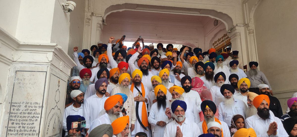 Akalidal_PS's tweet photo. *ਬੰਦੀ ਸਿੰਘਾਂ ਦੀ ਰਿਹਾਈ ਲਈ ਕੌਮੀ ਇਨਸਾਫ ਮੋਰਚੇ ਵੱਲੋਂ ਉਲੀਕੇ ਗਏ 15 ਅਗਸਤ ਵਾਲੇ ਪ੍ਰੋਗਰਾਮ ਵਿੱਚ ਹੋਵਾਂਗੇ ਸ਼ਾਮਲ- ਗਿਆਨੀ ਹਰਪ੍ਰੀਤ ਸਿੰਘ।*

*ਪੰਥ, ਪੰਜਾਬ, ਪਾਰਟੀ ਦੀ ਚੜ੍ਹਦੀ ਕਲਾ ਅਤੇ ਬੰਦੀ ਸਿੰਘਾਂ ਦੀ ਰਿਹਾਈ ਲਈ ਸ਼੍ਰੋਮਣੀ ਅਕਾਲੀ ਦਲ ਪੁਨਰ-ਸੁਰਜੀਤ ਵਲੋਂ ਕੀਤੀ ਗਈ ਅਰਦਾਸ।*
20  ਅਗਸਤ ਨੂੰ ਸੰਤ ਲੌਂਗੋਵਾਲ ਜੀ ਦੀ ਬਰਸੀ ਤੇ ਹੋਵੇਗਾ ਲੌਂਗੋਵਾਲ ਵਿਖੇ ਸਮਾਗਮ 
ਅੰਮ੍ਰਿਤਸਰ-: 11 ਅਗਸਤ () ਅੱਜ ਸ਼ਰੋਮਣੀ ਅਕਾਲੀ ਦਲ ਪੁਨਰ-ਸੁਰਜੀਤ ਵੱਲੋਂ ਆਪਣੀ ਪਹਿਲੀ ਵਰ੍ਹੇਗੰਢ ਨੂੰ ਅਰਦਾਸ ਦਿਵਸ ਵਜੋਂ ਮਨਾਇਆ ਗਿਆ। ਸਮੁਚੀ ਲੀਡਰਸ਼ਿਪ ਨੇ ਗਿਆਨੀ ਹਰਪ੍ਰੀਤ ਸਿੰਘ ਦੀ ਅਗਵਾਈ ਹੇਠ ਸ੍ਰੀ ਅਕਾਲ ਤਖਤ ਸਾਹਿਬ 'ਤੇ ਪੰਥ, ਪੰਜਾਬ ਅਤੇ ਪਾਰਟੀ ਦੀ ਚੜ੍ਹਦੀ ਕਲਾ ਲਈ ਅਰਦਾਸ ਕੀਤੀ ਅਤੇ ਮੀਰੀ ਪੀਰੀ ਦੇ ਮਾਲਕ ਬੰਦੀਛੋੜ ਸਾਹਿਬ ਸ੍ਰੀ ਗੁਰੂ ਹਰਿਗੋਬਿੰਦ ਪਾਤਸ਼ਾਹ ਜੀ ਤੋਂ ਬੰਦੀ ਸਿੰਘਾਂ ਦੀ ਰਿਹਾਈ ਲਈ ਮੰਗ ਕੀਤੀ ਗਈ। ਇਸ ਮੌਕੇ ਗਿਆਨੀ ਹਰਪ੍ਰੀਤ ਸਿੰਘ ਨੇ ਕਿਹਾ ਕਿ ਪੰਥ ਦੀ ਖੇਤਰੀ ਪਾਰਟੀ ਵਜੋਂ 1920 ਨੂੰ ਹੋਂਦ ਵਿੱਚ ਆਇਆ ਅਕਾਲੀ ਦਲ ਸ੍ਰੀ ਅਕਾਲ ਤਖਤ ਸਾਹਿਬ ਦੇ ਆਦੇਸ਼ ਅਨੁਸਾਰ ਪਿਛਲੇ ਸਾਲ 11 ਅਗਸਤ ਨੂੰ ਪੁਨਰ ਸੁਰਜੀਤ ਕੀਤਾ ਗਿਆ ਸੀ, ਜੋ ਸ੍ਰੀ ਅਕਾਲ ਤਖਤ ਸਾਹਿਬ ਦੀ ਛਤਰ ਛਾਇਆ ਹੇਠ ਪੰਥਕ ਭਾਵਨਾ ਮੁਤਾਬਕ ਕੰਮ ਕਰ ਰਿਹਾ ਹੈ। ਇਸਦੀ ਪਹਿਲੀ ਵਰ੍ਹੇਗੰਢ ਮੌਕੇ ਕੀਤੀ ਗਈ ਅਰਦਾਸ ਬੰਦੀ ਸਿੰਘਾਂ ਦੀ ਰਿਹਾਈ ਨੂੰ ਸਮਰਪਿਤ ਕੀਤੀ ਗਈ ਹੈ। ਕਿਉਂ ਕਿ ਬੰਦੀ ਸਿੰਘ ਆਪਣੀ ਕੈਦ ਨਾਲੋਂ ਦੁਗਣੀ ਸਜਾ ਭੁਗਤ ਕੇ ਵੀ ਜੇਲਾਂ ਵਿੱਚ ਬੈਠੇ ਹਨ। ਭਾਈ ਬਲਵੰਤ ਸਿੰਘ ਰਾਜੋਆਣਾ ਪਿਛਲੇ 31 ਸਾਲ ਤੋਂ ਜੇਲ੍ਹ ਵਿੱਚ ਹਨ ਅਤੇ 2007 ਵਿੱਚ ਉਹਨਾਂ ਨੂੰ ਸੁਣਾਈ ਗਈ ਫਾਂਸੀ ਦੀ ਸਜਾ ਤੋਂ ਲੈਕੇ ਹੁਣ ਤੱਕ ਫਾਂਸੀ ਚੱਕੀ ਵਿੱਚ ਬੰਦ ਹਨ। ਇਸਤੋਂ ਇਲਾਵਾ ਭਾਈ ਜਗਤਾਰ ਸਿੰਘ ਹਵਾਰਾ ਦੇ ਮਾਤਾ ਜੀ ਆਪਣੀ ਉਮਰ ਦੇ ਆਖਰੀ ਪੜਾਅ ਵਿਚ ਹਨ ਪਰ ਉਹਨਾਂ ਨੂੰ ਮਿਲਣ ਵਾਸਤੇ ਭਾਈ ਹਵਾਰਾ ਨੂੰ ਪੈਰੋਲ ਤੱਕ ਨਹੀ ਦਿੱਤੀ ਜਾ ਰਹੀ। ਇਸ ਲਈ ਜਦੋਂ ਸਰਕਾਰਾਂ ਨੇ ਸਾਡੀ ਗੱਲ ਸੁਣਨੀ ਬੰਦ ਕਰ ਦਿੱਤੀ ਹੈ ਤਾਂ ਅਸੀਂ ਬੰਦੀਛੋੜ ਗੁਰੂ ਹਰਿਗੋਬਿੰਦ ਸਾਹਿਬ ਜੀ ਅੱਗੇ ਅਰਦਾਸ ਕੀਤੀ ਹੈ ਕਿ ਸਾਡੇ ਸਿੰਘਾਂ ਦੀ ਬੰਦ ਖਲਾਸੀ ਕਰੋ ਕਿ ਉਹ ਪੰਥ ਵਿੱਚ ਖੁਲ੍ਹੇਆਮ ਵਿਚਰ ਸਕਣ। ਗਿਆਨੀ ਹਰਪ੍ਰੀਤ ਸਿੰਘ ਨੇ ਐਲਾਨ ਕੀਤਾ ਕਿ ਕੌਮੀ ਇਨਸਾਫ ਮੋਰਚੇ ਵੱਲੋਂ 15 ਅਗਸਤ ਨੂੰ ਉਲੀਕੇ ਗਏ ਰਾਜਪਾਲ ਦੇ ਘਿਰਾਓ ਵਾਲੇ ਪ੍ਰੋਗਰਾਮ ਵਿੱਚ ਸਾਡੀ ਜਥੇਬੰਦੀ ਵੱਧ ਚੜ੍ਹ ਕੇ ਭਾਗ ਲਵੇਗੀ।  ਇਸਤੋਂ ਬਾਦ ਪਾਰਟੀ ਦਫਤਰ ਵਿੱਚ ਸਾਰੇ ਅਹੁਦੇਦਾਰਾਂ ਦੀ ਮੀਟਿੰਗ ਨੂੰ ਸੰਬੋਧਨ ਕਰਦਿਆਂ ਗਿਆਨੀ ਹਰਪ੍ਰੀਤ ਸਿੰਘ ਨੇ ਇਕ ਸਾਲ ਤੋਂ ਪਾਰਟੀ ਸੰਗਠਨ ਦੀ ਮਜਬੂਤੀ ਲਈ ਤਨਦੇਹੀ ਨਾਲ ਕੰਮ ਕਰਨ ਵਾਲੇ ਵਰਕਰਾਂ ਅਤੇ ਆਗੂਆਂ ਦਾ ਧੰਨਵਾਦ ਕਰਦਿਆਂ ਕਿਹਾ ਕਿ ਉਹਨਾਂ ਨੂੰ ਪੰਥ ਦੀ ਇਸ ਖੇਤਰੀ ਪਾਰਟੀ ਲਈ ਹੋਰ ਵੀ ਚੰਗੀ ਤਰਾਂ ਕੰਮ ਕਰਨਾ ਚਾਹੀਦਾ ਹੈ ਤਾਂ ਜੋ ਸ੍ਰੀ ਅਕਾਲ ਤਖਤ ਸਾਹਿਬ ਦੇ ਆਦੇਸ਼ ਨਾਲ ਪੁਨਰ ਸੁਰਜੀਤ ਹੋਇਆ ਅਕਾਲੀ ਦਲ ਪਹਿਲਾਂ ਵਾਂਗ ਲੋਕਾਂ ਦੀ ਹਰਮਨ ਪਿਆਰੀ ਜਥੇਬੰਦੀ ਬਣਿਆ ਰਹੇ। ਮੀਟਿੰਗ ਵਿੱਚ 20 ਅਗਸਤ ਨੂੰ ਆ ਰਹੀ ਸੰਤ ਹਰਚੰਦ ਸਿੰਘ ਲੌਂਗੋਵਾਲ ਦੀ ਬਰਸੀ ਨੂੰ ਵਿਸ਼ਾਲ ਰੂਪ ਵਿੱਚ ਮਨਾਉਣ ਦਾ ਫੈਸਲਾ ਕੀਤਾ ਗਿਆ। ਜਿਸ ਲਈ ਪਰਮਿੰਦਰ ਸਿੰਘ ਢੀਂਡਸਾ  ਗੋਬਿੰਦ ਸਿੰਘ ਲੌਂਗੋਵਾਲ ਅਤੇ ਸਾਰੇ ਜਿਲਾ ਸੰਗਰੂਰ ਦੇ ਆਗੂ ਲਗਾਤਾਰ ਮੀਟਿੰਗਾਂ ਕਰ ਰਹੇ ਹਨ ਅਤੇ ਵਰਕਰਾਂ ਨੂੰ ਦਿਨ ਰਾਤ ਮਿਹਨਤ ਕਰਨ ਲਈ ਕਿਹਾ ਗਿਆ। 
        ਅੱਜ ਦੀ ਇਸ ਮੀਟਿੰਗ ਵਿੱਚ ਗਿਆਨੀ ਹਰਪ੍ਰੀਤ ਸਿੰਘ ਤੋਂ ਇਲਾਵਾ ਬੀਬੀ ਜਗੀਰ ਕੌਰ, ਸ ਗੁਰਪ੍ਰਤਾਪ ਸਿੰਘ ਵਡਾਲਾ, ਸ ਸੁੱਚਾ ਸਿੰਘ ਛੋਟੇਪੁਰ, ਸ ਪਰਮਿੰਦਰ ਸਿੰਘ ਢੀਂਡਸਾ, ਭਾਈ ਮਨਜੀਤ ਸਿੰਘ, ਸ ਗੋਬਿੰਦ ਸਿੰਘ ਲੌਂਗੋਵਾਲ, ਸ ਗੁਰਜੀਤ ਸਿੰਘ ਤਲਵੰਡੀ, ਸ ਅਜੈਪਾਲ ਸਿੰਘ ਮੀਰਾਂਕੋਟ, ਸ ਕਰਨੈਲ ਸਿੰਘ ਪੀਰਮੁਹੰਮਦ, ਸ ਭੁਪਿੰਦਰ ਸਿੰਘ ਸ਼ੇਖੂਪੁਰ, ਸ ਜਸਵੰਤ ਸਿੰਘ ਪੁੜੈਣ, ਸ ਰਾਮਪਾਲ ਸਿੰਘ ਬਹਿਣੀਵਾਲ, ਸ ਭਜਨ ਸਿੰਘ ਸ਼ੇਰਗਿੱਲ, ਸ ਦਵਿੰਦਰ ਸਿੰਘ ਸੋਢੀ, ਸ ਚਰਨਜੀਤ ਸਿੰਘ ਮਾਵੀ, ਸ ਤਾਰਾ ਸਿੰਘ ਘੁੜਿਆਣੀ, ਸ ਅਰਵਿੰਦਰ ਸਿੰਘ ਪੈਂਟਾ, ਸ ਦਰਸ਼ਨ ਸਿੰਘ ਕੰਸਾਲਾ, ਸ ਹਰਜਿੰਦਰ ਸਿੰਘ ਰਾਮਗੜ੍ਹ ਸੰਧਵਾਂ, ਬੀਬੀ ਹਰਜੀਤ ਕੌਰ ਤਲਵੰਡੀ, ਬੀਬੀ ਸਿਮਰਜੀਤ ਕੌਰ ਸਿੱਧੂ, ਬੀਬੀ ਮਨਿੰਦਰ ਕੌਰ ਮੋਨਾ ਮੋਹਾਲੀ, ਸ ਸਰਬਜੀਤ ਸਿੰਘ ਕਾਦੀਮਾਜਰਾ, ਸ ਗੁਰਲਾਲ ਸਿੰਘ ਫਾਜ਼ਿਲਕਾ, ਐਡਵੋਕੇਟ ਰਾਵਿੰਦਰ ਸਿੰਘ ਸ਼ਾਹਪੁਰ, ਸ ਜਸਪਾਲ ਸਿੰਘ ਫ਼ਿਰੋਜ਼ਪੁਰ, ਸ ਮਧੁਪਾਲ ਸਿੰਘ ਗੋਗਾ, ਸ ਜਗਤਾਰ ਸਿੰਘ, ਸ ਸਵਿੰਦਰ ਸਿੰਘ ਦੋਬਲੀਆਂ, ਸ ਜਗਜੀਤ ਸਿੰਘ ਮੋਹਾਲੀ, ਦਫਤਰ ਸਕੱਤਰ ਸ ਜਗਜੀਤ ਸਿੰਘ ਕੋਹਲੀ, ਮੀਡੀਆ ਇੰਚਾਰਜ ਸ ਤੇਜਿੰਦਰ ਸਿੰਘ ਪੰਨੂੰ, ਸ ਦਲਜਿੰਦਰਬੀਰ ਸਿੰਘ ਵਿਰਕ, ਸ ਮਨਿੰਦਰ ਸਿੰਘ ਧੁੰਨਾ, ਸ ਹਰਜਿੰਦਰ ਸਿੰਘ ਵਿਰਕ, ਸ ਗੁਰਜਿੰਦਰ ਸਿੰਘ ਭੂੱਲਰ, ਸ ਅਮਨਦੀਪ ਸਿੰਘ, ਸ ਬਲਦੇਵ ਸਿੰਘ ਬਟਾਲਾ, ਸ ਮਨਜੀਤ ਸਿੰਘ ਦਸੂਹਾ, ਸ ਸੁਖਵੰਤ ਸਿੰਘ ਰੌਲੀ, ਸ ਅਮਰਜੀਤ ਸਿੰਘ ਕਿਸ਼ਨਪੁਰਾ, ਸ ਗੁਰਮੀਤ ਸਿੰਘ ਮਕੜੌਨਾ, ਸ ਮਨਦੀਪ ਸਿੰਘ ਤਰਖਾਣਮਾਜਰਾ, ਸ ਰਣਧੀਰ ਸਿੰਘ ਰੱਖੜਾ, ਸ ਰਵਿੰਦਰ ਸਿੰਘ ਬਿੰਦਾ, ਸ ਰਾਮਪਾਲ ਸਿੰਘ ਬਹਿਣੀਵਾਲ, ਸ ਰਿਪੁਦਮਨ ਸਿੰਘ ਢਿੱਲੋਂ, ਸ ਤਰਨਜੀਤ ਸਿੰਘ ਦੁੱਗਲ, ਸ ਰਵਿੰਦਰ ਸਿੰਘ ਰੰਮੀ ਢਿੱਲੋਂ, ਸ ਮਨਜੀਤ ਸਿੰਘ ਬੱਪੀਆਣਾ, ਸ ਸੁਖਮਨਦੀਪ ਸਿੰਘ ਢਿੱਲੋਂ, ਸ ਭੋਲਾ ਸਿੰਘ ਗਿੱਲਪੱਤੀ, ਸ ਰਾਜਿੰਦਰ ਸਿੰਘ ਰਾਜਾ, ਸ ਗੁਰਜਿੰਦਰ ਸਿੰਘ ਟਾਹਲੀਵਾਲਾ, ਸ ਰਣਜੀਤ ਸਿੰਘ ਔਲਖ, ਡਾ.ਮੁਖਤਿਆਰ ਸਿੰਘ, ਸ ਅਮਰਿੰਦਰ ਸਿੰਘ ਮੰਡੀਆਂ, ਸ ਪ੍ਰੀਤਮ ਸਿੰਘ ਕੁੱਸਾ, ਸ ਸੁਰਿੰਦਰ ਸਿੰਘ ਬੱਸੀ, ਸ ਜੋਰਾ ਸਿੰਘ ਭੁੱਲਰ (ਚੱਪੜਚਿੜੀ) ਆਦਿ ਆਗੂ ਹਾਜਿਰ ਸਨ। ਪ੍ਰੈੱਸ ਨੂੰ ਇਹ ਬਿਆਨ ਮੀਡੀਆ ਇੰਚਾਰਜ ਸ ਤੇਜਿੰਦਰ ਸਿੰਘ ਪੰਨੂੰ ਵੱਲੋਂ ਜਾਰੀ ਕੀਤਾ ਗਿਆ।ਜਸਪ੍ਰੀਤ ਸਿੰਘ (ਹਰਮੀਤਪਾਲ ਸਿੰਘ ਘੁੰਮਣ ਅੰਮ੍ਰਿਤਪਾਲ ਸਿੰਘ (ਭੁਪਿੰਦਰ ਸਿੰਘ ਘੁੰਮਣ (ਚਰਨਜੀਤ ਸਿੰਘ ਮਾਵੀ ਗੁਰਸੇਵਕ ਸਿੰਘ ਮਨਿਆਣਾ ਐਡ. ਰਵਿੰਦਰ ਸਿੰਘ ਸ਼ਾਹਪੁਰ ਮਲਕੀਤ ਸਿੰਘ ਹੁੰਦਲ ਦਵਿੰਦਰ ਸਿੰਘ ਸੰਤ ਸਿਪਾਹੀ ਆਦਿ ਹਜਾਰ ਸਨ