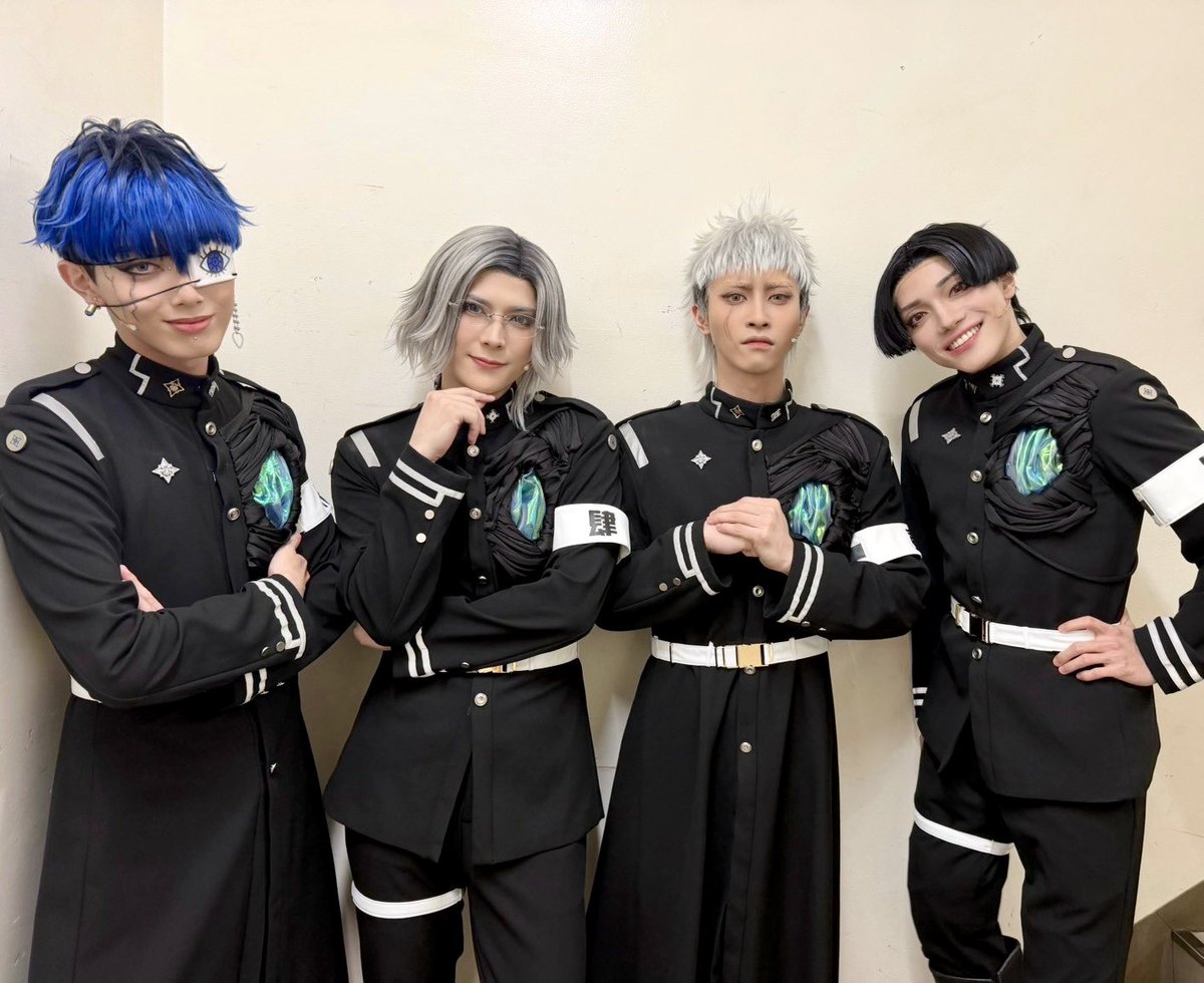 Taiga08270217's tweet photo. 舞台ハンドラ2日目ありがとうございました！

今日のルートで歪くんの新たな一面が見えて
刺激的だった方もいると思いますが
私は至って真面目にやっております☺️

アフタートークもありがとうございました📣
明日もよろしくね！

先輩方と撮ってもらいました📸
#舞台ハンドラ #hundred_line https://t.co/TQnIr5bgOr