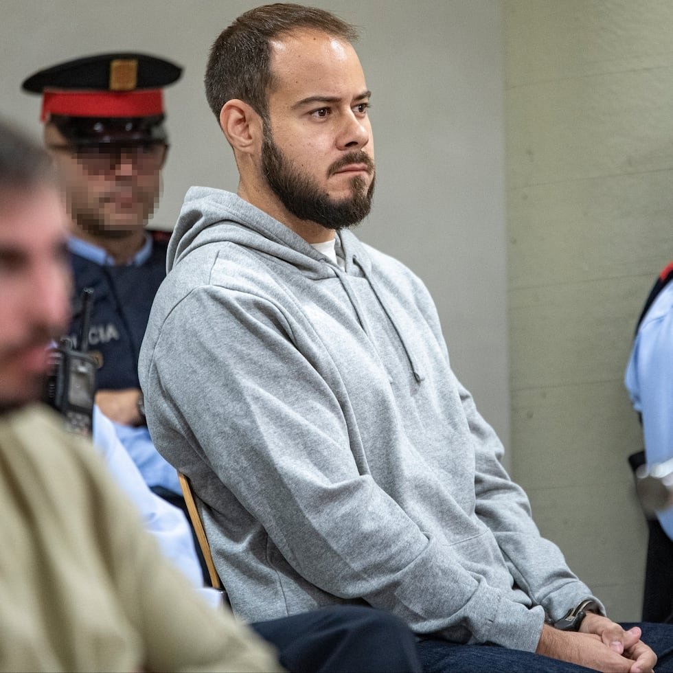 FonsiLoaiza's tweet photo. El rapero Pablo Hasel acaba de pasar su quinto cumpleaños encarcelado en prisión. Denunció la corrupción del ladrón de Juan Carlos I. Mientras, el monarca Felipe VI se fotografía con el ultraderechista Javier Negre, condenado por inventarse una entrevista con una víctima. https://t.co/wVo6Jc8h2n