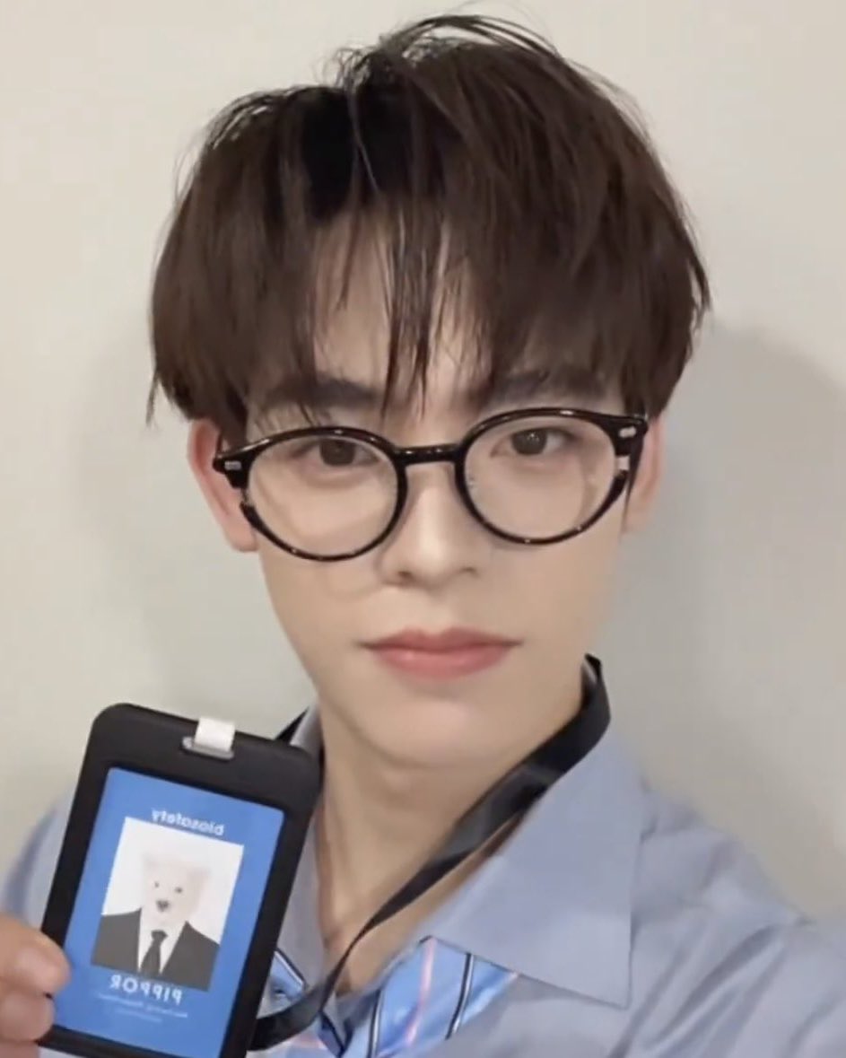 r3dm0chi's tweet photo. เค้าร้ากแว่น ♥️♥️ https://t.co/laWYwWwNd8