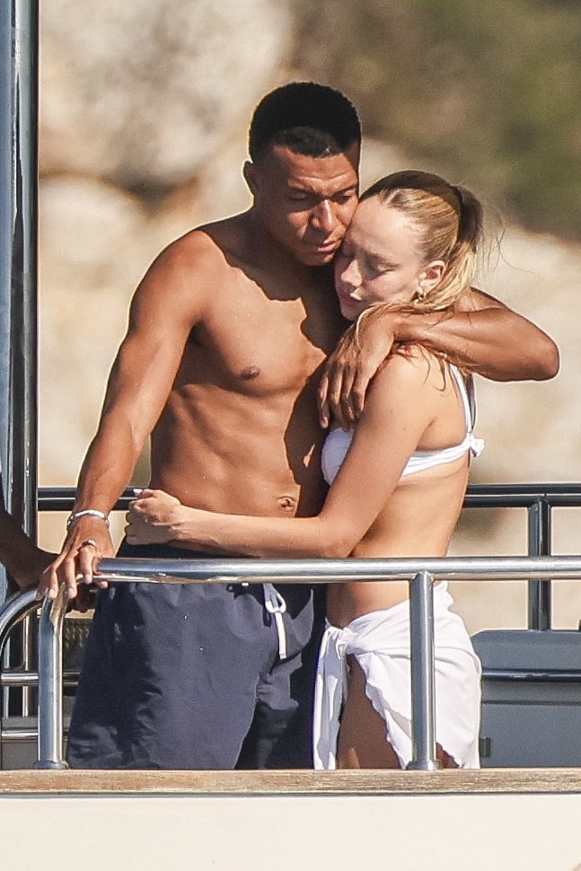 MaroonBase's tweet photo. Kylian Mbappé and Ester Expósito in Ibiza. https://t.co/Yy4q2XfSx4