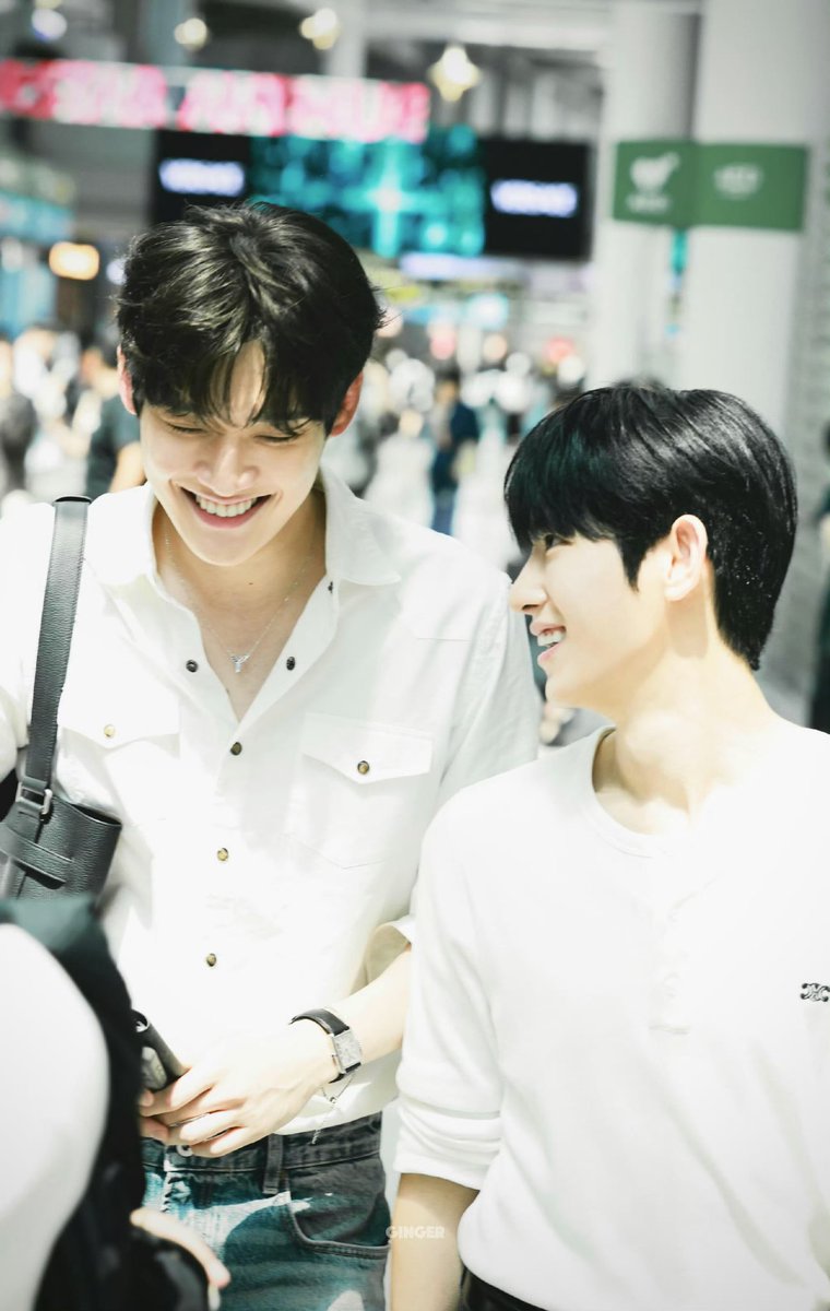 happiii_ii's tweet photo. 근데요 두 분
간질거리는 연애를 시작하신 건 알겠는데..두 분만 뒷카톡하고 얼굴보고 행복하시면 답니까?!!

우리에게도 알 권리를 달라 !!
귀국 이후로 단체방을 오시질 않아여..?

# 우리도알권리를달라 # 단체방이외로워 https://t.co/M5H7hnMHBd