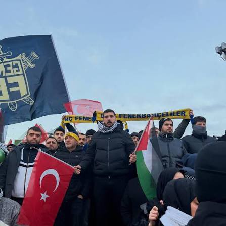 007yigitt's tweet photo. Onlarin tribun lideri ///// Bizim tribun lideri https://t.co/8FXJgVZBON