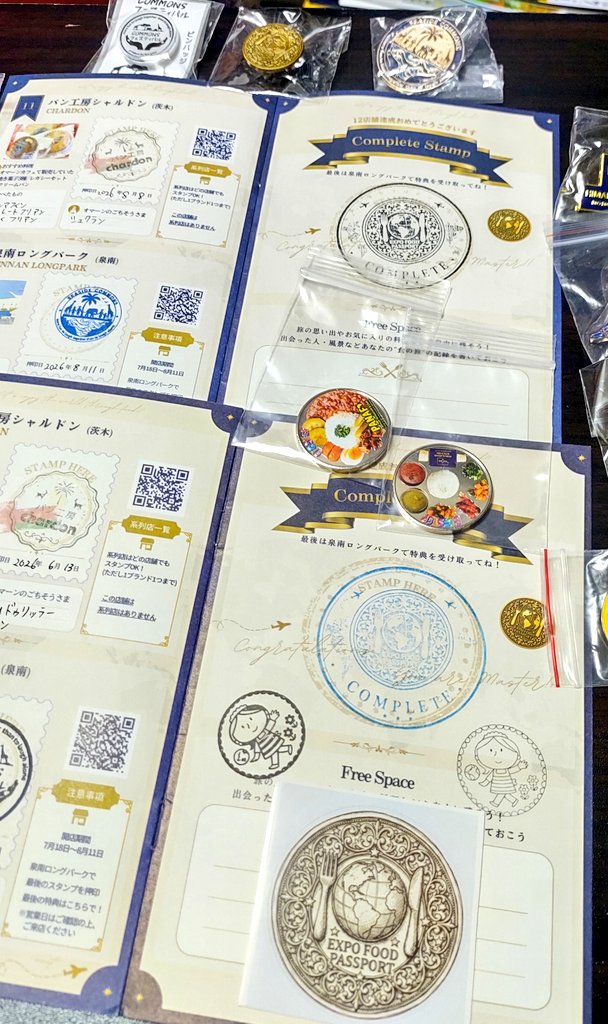 sari_sarin's tweet photo. そういうわけでフードパスポート2冊完了✨
結局ピンバッジ全部買ってしまった😅（アメリダコレクションのみピンバッジ4種？あったので流石に1つしか買ってないけど）
何気にビッグステップのコインもお気に入り
コモンズピンバッジは前の堺の時に買ってたやつだけどw
 #エキスポフードパスポート https://t.co/58Q3hMnndK