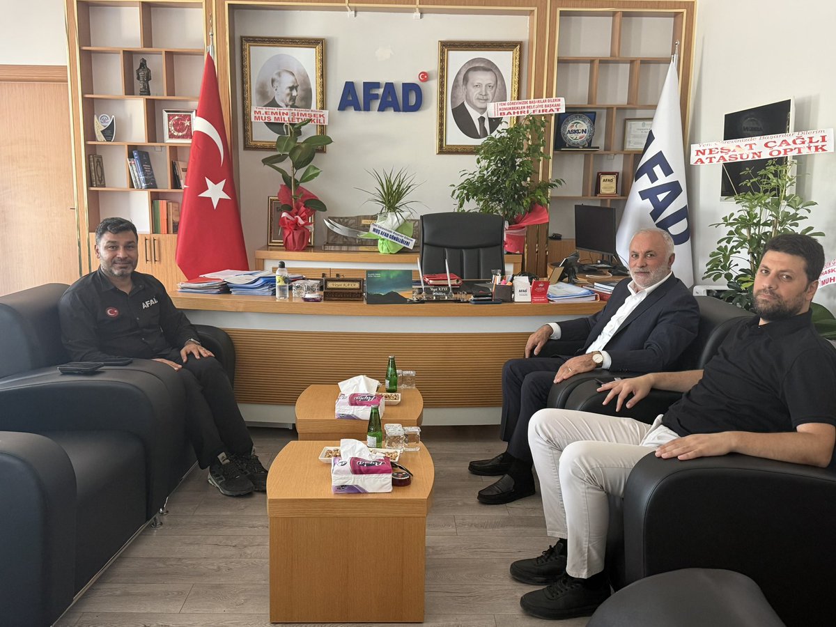 kaya21986's tweet photo. Konukbekler Belediye Başkanı Sayın Bahri Fırat’ı Müdürlüğümüzde misafir ettik.

Nazik ziyaretleri ve kıymetli değerlendirmeleri için Say��n Başkanımıza teşekkür ediyorum.

Görüşmemizde; afet ve acil durumlara hazırlık kapsamında kurumlar arası iş birliği ve koordinasyonun güçlendirilmesi, belediyemiz bünyesinde arama ve kurtarma kapasitesinin geliştirilmesi ve ekip oluşturulmasına yönelik yapılabilecek çalışmaları değerlendirdik.

Afetlere karşı daha dirençli bir Muş için yerel yönetimlerimizle koordinasyon ve iş birliği içerisinde çalışmaya devam edeceğiz. @frat_bahri