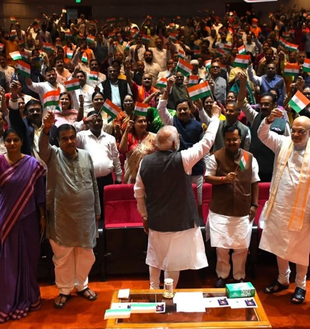 SunilTatkare's tweet photo. आज नवी दिल्ली येथे आयोजित #NDA Parliamentary Party च्या ‘मंगल मिलन’ कार्यक्रमास उपस्थित राहिलो.

देशाचे माननीय पंतप्रधान श्री. @narendramodi जी यांच्या सन्माननीय उपस्थितीत झालेल्या या बैठकीत महायुतीचे ज्येष्ठ नेते आणि लोकसभा व राज्यसभेतील माननीय खासदार उपस्थित होते. https://t.co/4DKPyHHgr5