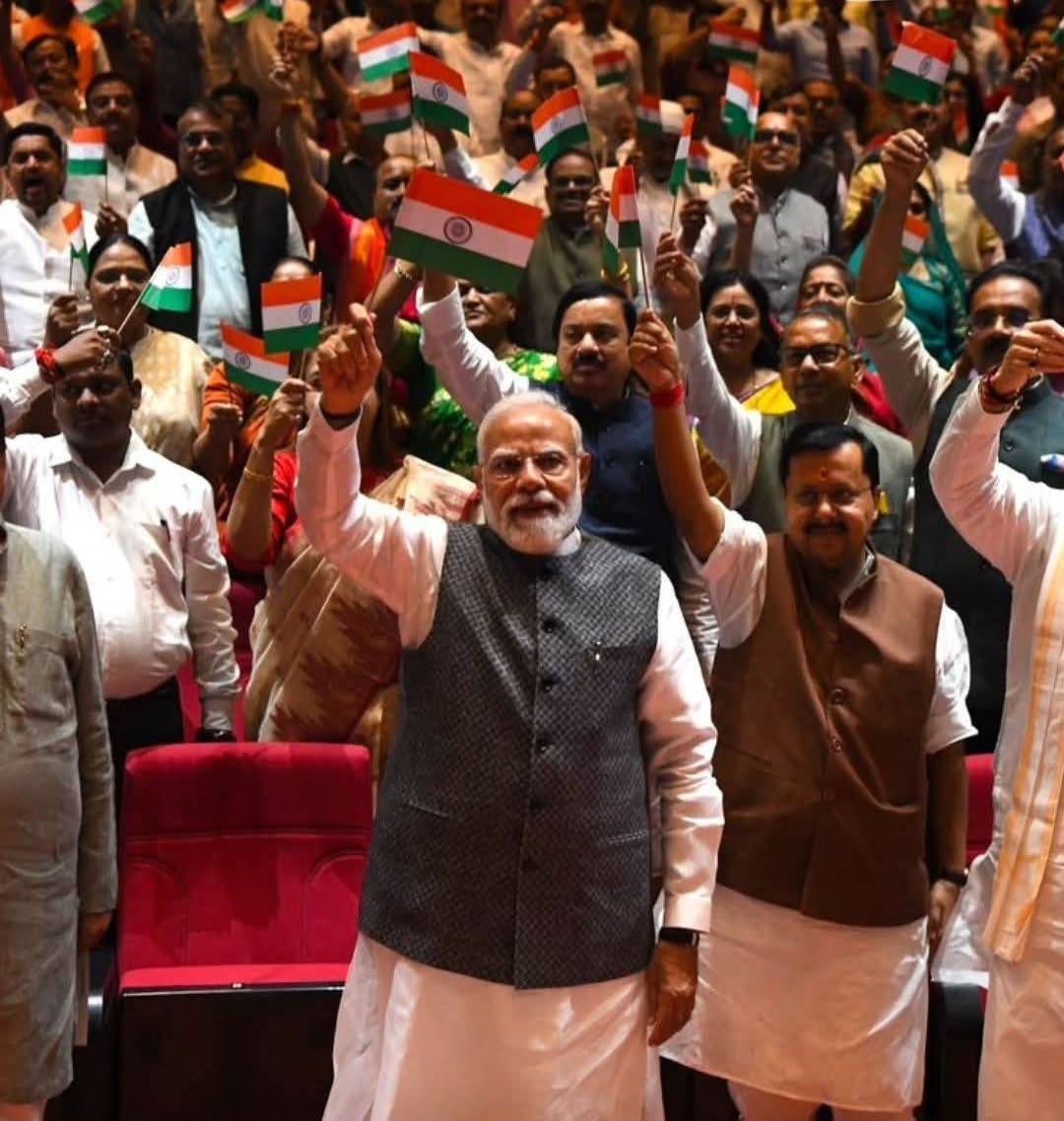 SunilTatkare's tweet photo. आज नवी दिल्ली येथे आयोजित #NDA Parliamentary Party च्या ‘मंगल मिलन’ कार्यक्रमास उपस्थित राहिलो.

देशाचे माननीय पंतप्रधान श्री. @narendramodi जी यांच्या सन्माननीय उपस्थितीत झालेल्या या बैठकीत महायुतीचे ज्येष्ठ नेते आणि लोकसभा व राज्यसभेतील माननीय खासदार उपस्थित होते. https://t.co/4DKPyHHgr5