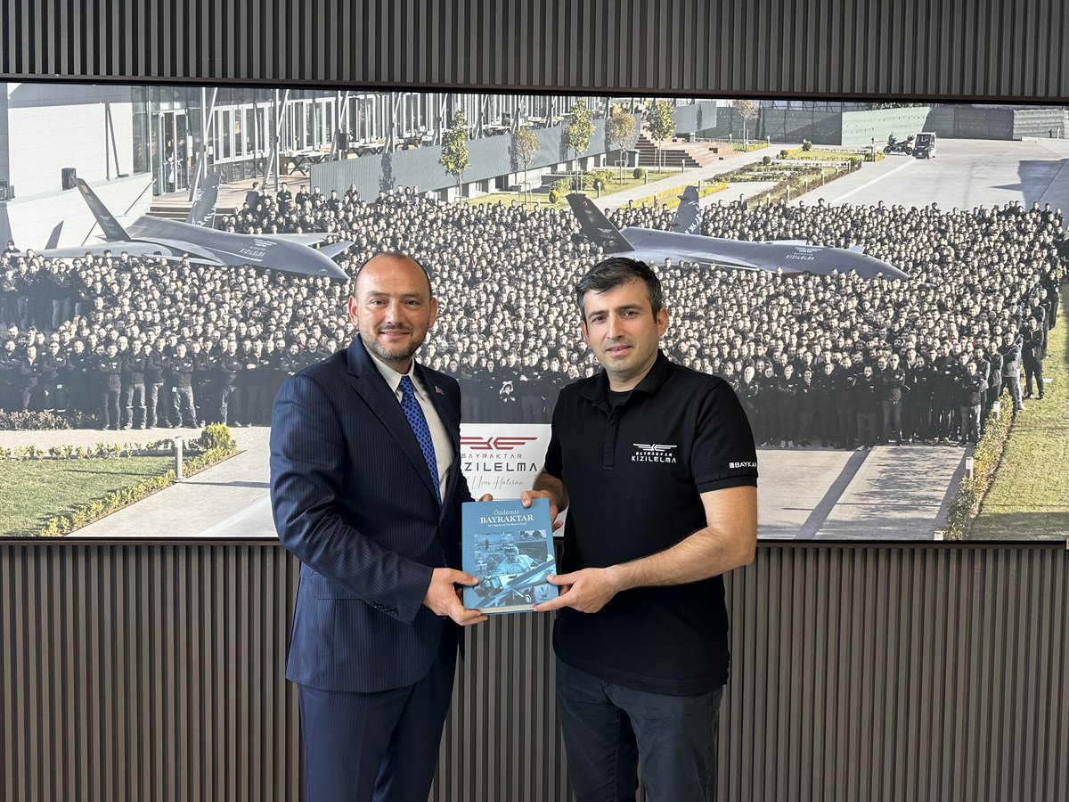 BurhanOzdemirTR's tweet photo. Millî Teknoloji Hamlemizin öncülerinden, BAYKAR Yönetim Kurulu Başkanı Sayın Selçuk Bayraktar’ı (@Selcuk) ziyaret ederek ufuk açıcı bir görüşme gerçekleştirdik.

Görüşmemizde; tam bağımsız Türkiye idealimizin göklerdeki ve gelecekteki mührü olan millî teknolojilerimizi, yerli sanayimizin yüksek teknolojiye dönüşüm sürecini ve ülkemizin küresel ölçekte yazdığı teknoloji destanını değerlendirdik. BAYKAR’ın ortaya koyduğu sarsılmaz yerli ve millî duruş; sadece savunma sanayiimizi tahkim etmekle kalmamış, aynı zamanda aziz milletimize ve gençliğimize muazzam bir özgüven ve vizyon kazandırmıştır.

MÜSİAD olarak; Anadolu’nun üretim gücünü yüksek teknolojiyle buluşturmayı, yerlileşme ve millîleşme hamlesini iktisadi hayatın her alanına yaymayı bir ödev kabul ediyoruz. Zihniyet devrimini teknolojik bağımsızlıkla taçlandıran bu kutlu yürüyüşe, sanayicilerimiz ve tüm imkânlarımızla destek vermeye kararlılıkla devam edeceğiz.

İnancı, azmi ve vizyoner liderliğiyle ülkemizin istikbaline çağ atlatan çalışmalara imza atan Sayın Selçuk Bayraktar’a nazik misafirperverlikleri için teşekkür ediyor; ayyıldızlı bayrağımızı küresel arenada zirveye taşıyan bu tarihi mücadelede kendilerine ve tüm BAYKAR (@BaykarTech) ailesine başarılar diliyorum.