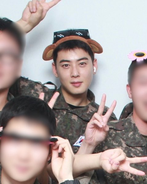330film's tweet photo. EUNWOO IS LOOKING SO CUTE https://t.co/67tQhhPDDQ