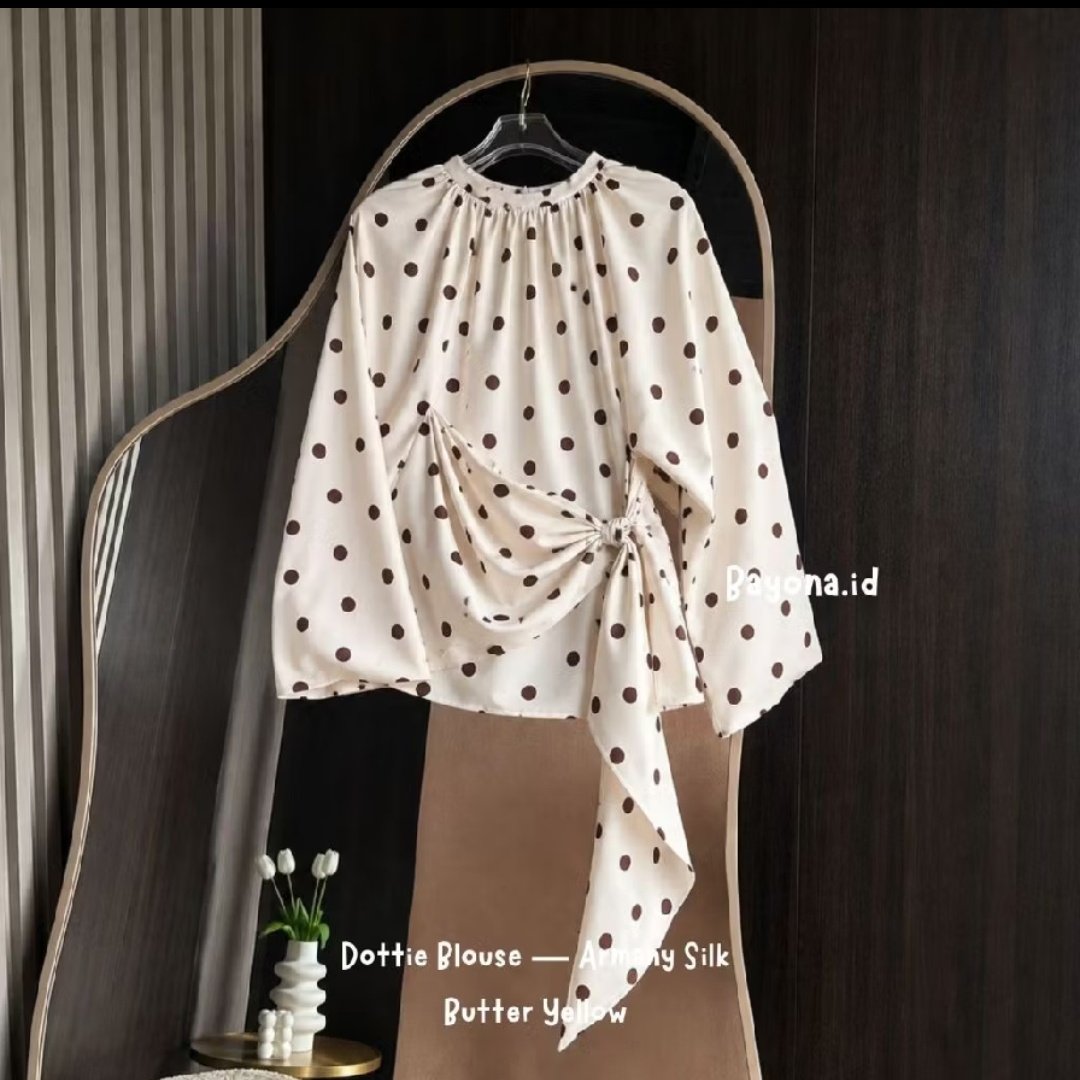 punyagissss's tweet photo. OMGGG
NEMU BLOUSE POLKA YG MODELNYA CANTIK BGT🤍✨ https://t.co/MK8uLeCsoF