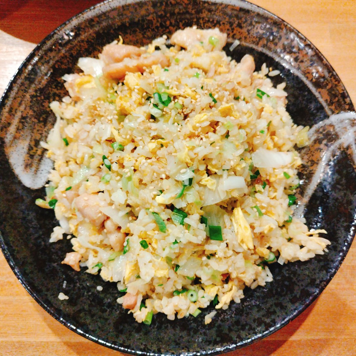 chahan_coffee's tweet photo. 中華料理 藪（やぶ）
鶏肉と生姜の炒飯 ¥1000
しっとり★☆☆
パラパラ★★☆

パラ系炒飯
鶏もも肉がゴロゴロ入っていて、ご飯の量も他店の大盛りくらいありました
お腹いっぱいになれる炒飯でした
2人ならシェアできる量

〒409-3867 山梨県中巨摩郡昭和町清水新居５９−１
#山梨 #炒飯 https://t.co/gNGlmy6Gyy