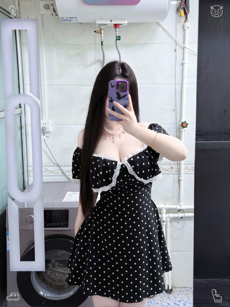 datefruit's tweet photo. That night, Lila switched into an outfit that was both relaxed and chic—a black biker jacket over a plain white tee, with fitted black denim. She completed the ensemble with short black boots and silver accents, ideal for the festival’s evening shows. The plate held clusters o https://t.co/DBNC65TodB