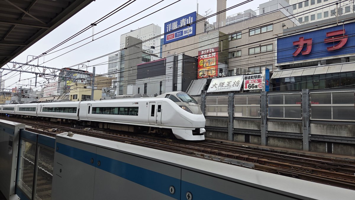 ZENEX_TorTra's tweet photo. 都区内パスなので、お祭りついでに赤羽駅を寄り道。

1番街方面はこの天気でも昼飲みの方々で賑わっていました。

広々としたアーケード街も散策してから帰ります。

帰り際に651カラーのひたちも見かけられて満足。

はこビュンでやって来たがんづきも加えていいお土産が手に入りました😊 https://t.co/oJp4ezmJkg