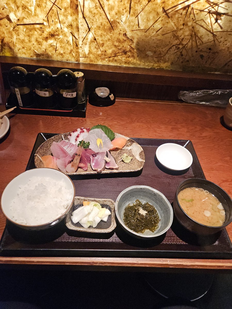 hitoki5173's tweet photo. 晩飯
お刺身たべてると思う
日本に生まれてよかった～ https://t.co/IXmeb9jtuF