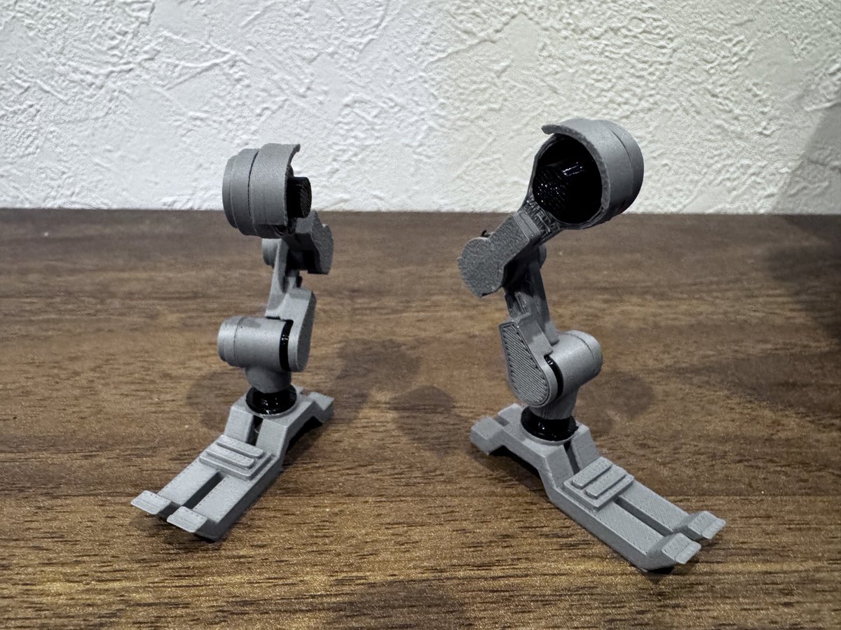 monostockblog's tweet photo. ［ドロイドの耐久テスト記録］D5マーク2の脚の関節が緩みやすい問題を2種類の素材（PLAとTPU）でわけて制作することによって強度が上がり解決。
コツは接続部分の片方をPLAにしてもう片方をTPUにするといい感じになる。 https://t.co/bTt45rV4d3