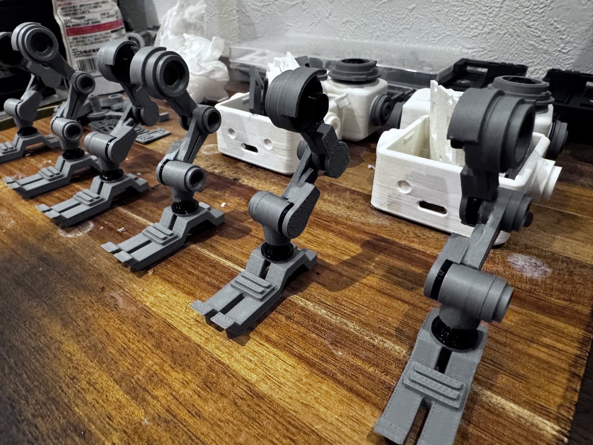 monostockblog's tweet photo. ［ドロイドの耐久テスト記録］D5マーク2の脚の関節が緩みやすい問題を2種類の素材（PLAとTPU）でわけて制作することによって強度が上がり解決。
コツは接続部分の片方をPLAにしてもう片方をTPUにするといい感じになる。 https://t.co/bTt45rV4d3