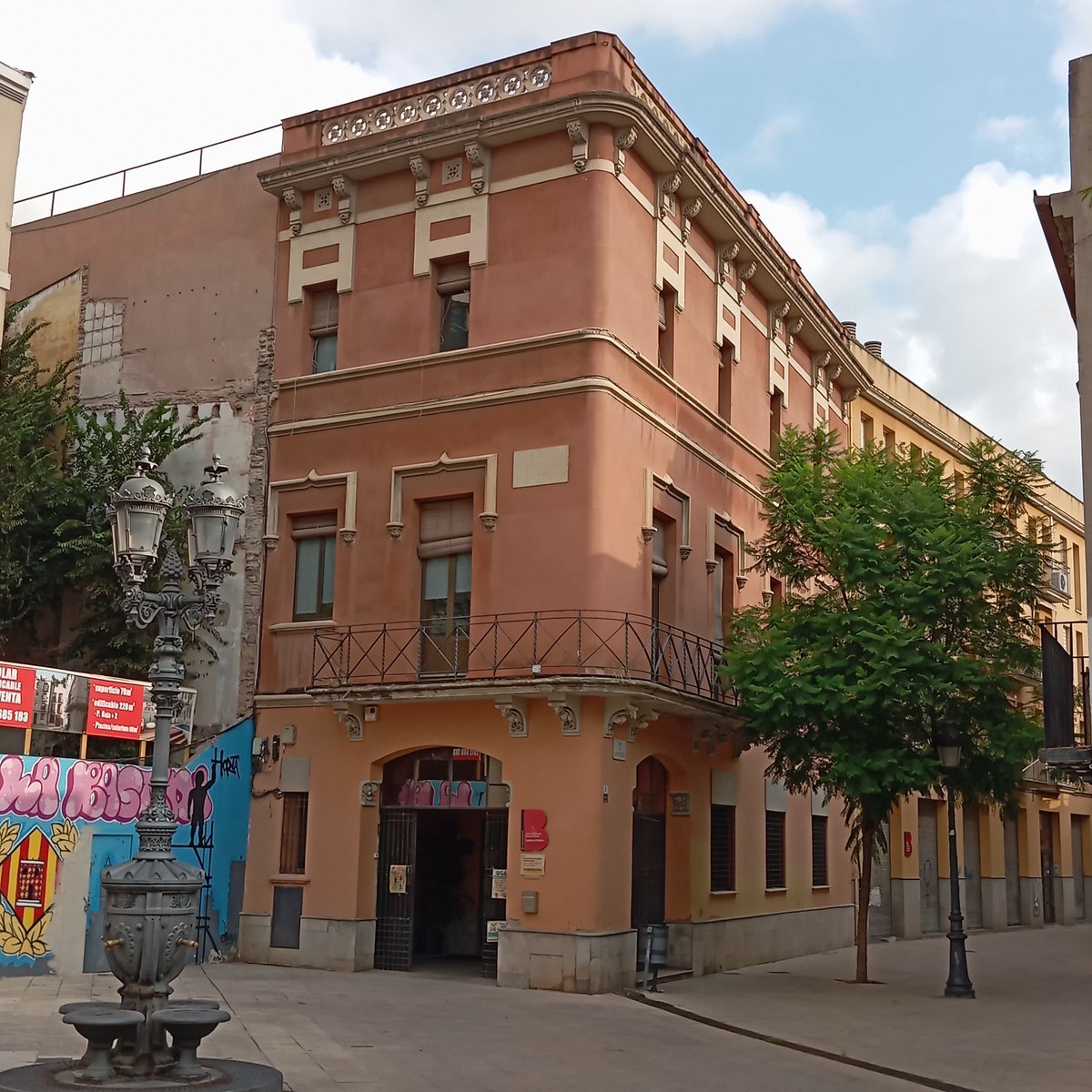 lolasevaalospu2's tweet photo. 3.652, persones té  @jaumecollboni, empadronades en aquest edifici d'Horta. És legal? https://t.co/L4r7QnjPDt