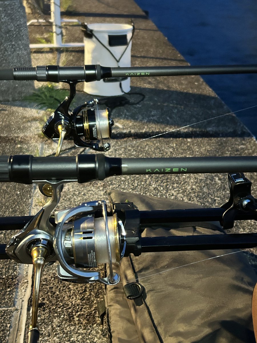 naocreo1's tweet photo. 【鯉ロッド】 
6年間大事にしているロッド、ダイワMad dragon 12ft 3.0lbが、少し傷んできました。
Korda社🇬🇧, KAIZEN GREEN, 12ft 3.5lbを手に入れて、2026/8/11の釣行で入魂しました。2ピースで仕舞寸188cmと長いため、ハードケースは tailwalk社Expedition Hard Carry Case(195cm)に収納しました。 https://t.co/A3FVywBvqs