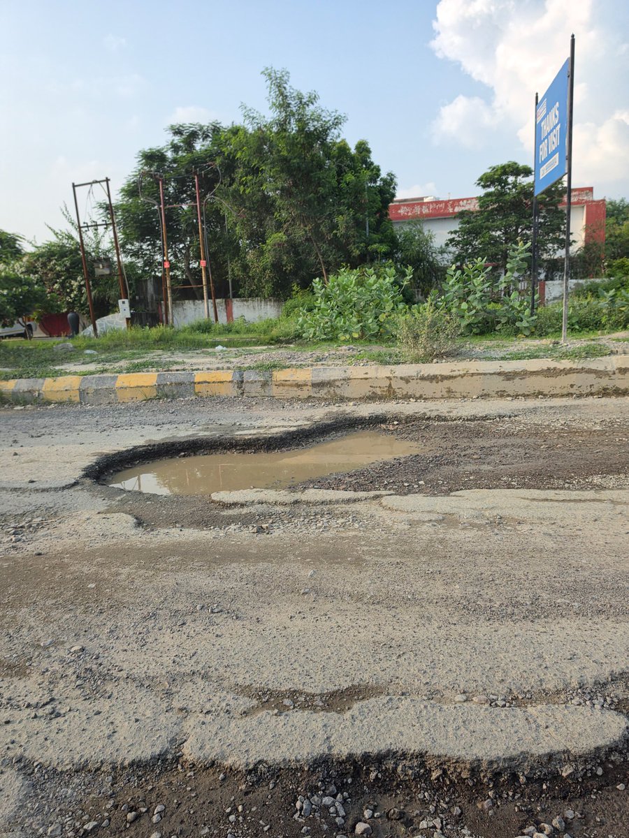 vikasicu's tweet photo. @LkoDevAuthority @CMOfficeUP @myogiadityanath यह road Police HQ से Oranje Castle तक की है, तकरीबन ७०० मीटर। कई बार गुहार लगाई है लेकिन कोई कार्रवाई नहीं हुई। LDA के अधीन है। हमारी समस्या का हल जल्द हो। धन्यवाद https://t.co/eXL2R0GuUp