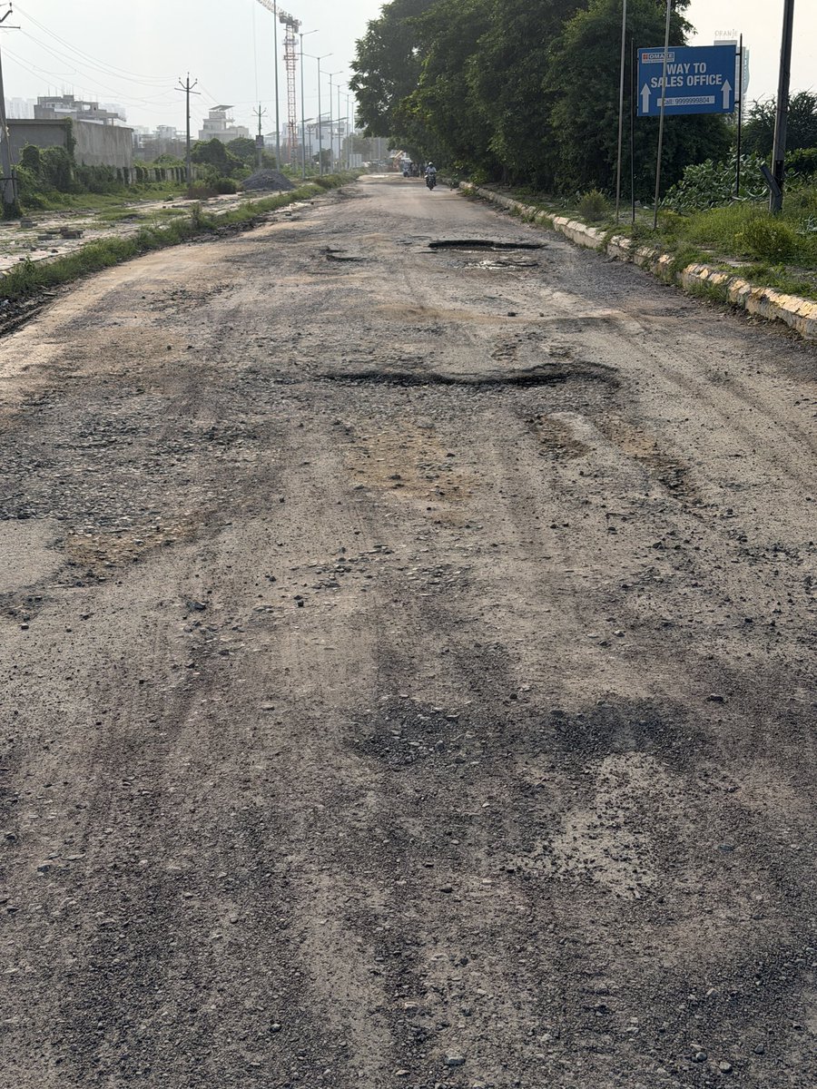 vikasicu's tweet photo. @LkoDevAuthority @CMOfficeUP @myogiadityanath यह road Police HQ से Oranje Castle तक की है, तकरीबन ७०० मीटर। कई बार गुहार लगाई है लेकिन कोई कार्रवाई नहीं हुई। LDA के अधीन है। हमारी समस्या का हल जल्द हो। धन्यवाद https://t.co/eXL2R0GuUp