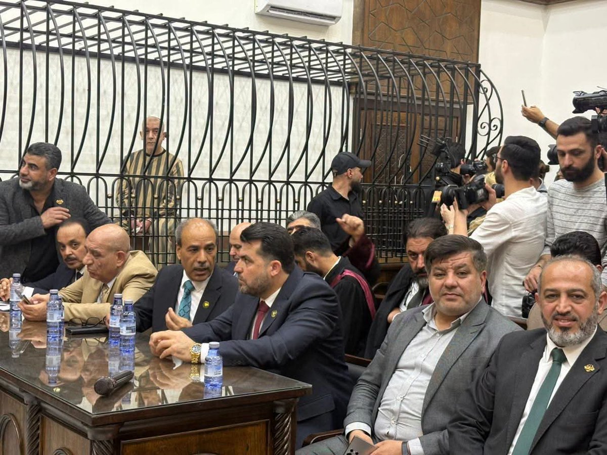 anasaldogheim's tweet photo. بدموع أمّهات الشهداء في #درعا ... ستُعدَمون
بأنفاس الأطفال الذين خنقهم الكيماوي ... ستُعدَمون
بصرخات نساء إدلب وحلب وحمص ودير الزور وكلّ سوريا ... ستُعدمون. 
بأعقاب السجائر التي أطفأتموها في عيون المعتَقَلين ... ستُعدَمون.
بأعضاء الأجساد التي سرقتموها من أحشاء المصابين في المستشفيات العسكريّة ... ستُعدَمون.
باستغاثات الحرائر اللواتي أنزلتموهنّ على الحواجز ... ستُعدَمون.
بالأطفال الصغار الذين وُلِدوا في سجن صيدنايا ... ستُعدَمون.
بالنساء اللواتي اغتُصِبنَ في سجونكم القذرة ... ستُعدَمون.
بآخر أنفاس الذين غرقت بهم الزوارق والقوارب في البحر ... ستُعدَمون.
بآخر المقابر الجماعيّة التي لم نعثر عليها بعد ... ستُعدَمون.
بآخر المفقودين الذين لا يعرف أهاليهم عنهم خبَراً ... ستُعدَمون.
بأرقام الزنازين المنفردة والجماعيّة ... ستُعدَمون.
بحشرجة الأب وهو يستقبل جثمان ولده الشهيد ... ستُعدَمون.
بسؤال الأُمّ: هل أتيتم بجثّة شهيدي؟ ... ستُعدَمون.
بكلّ ليلةٍ كانت تعدّ فيها الأمّ أولادَها قبلَ النوم ... ستُعدَمون.
بالمراكز الثقافيّة التي حوّلتموها إلى مسالخ 
والملاعب التي حوّلتموها إلى معتقَلات
والمستشفيات التي حوّلتموها إلى مقابر .... ستُعدَمون.
بالقذائف والصواريخ والطائرات والمدافع التي أكلَت شبابَ البلد وبهاءه ... ستُعدَمون.
بمئات آلاف الأشجار التي اقتلعتموها والبيوت التي أحرقتموها والقُرى التي دمّرتموها ... ستُقتَلون.
وسنعيش إلى أن نرى موتَكم بعيوننا بإذن الله .
لقد جاء اليوم الذي ما شككنا يوماً في مجيئه.
فالحمد لله ربّ العالمين.
وتسألنُي: هل يخافُ الطُّغاةُ؟ ... أجَلْ، إنّ خَوفَ الطُّغاةِ أشَدُّ
فَمعْ كُلِّ صرخةِ حرّيَّةٍ ... تميدُ كراسِيُّهُم أو تُهَدُّ
وإنَّ أنينَ القيودِ سعيرٌ ... سيصلى لظى نارِها المستبِدُّ

فاحفَظوا البيتَ الأخير.
