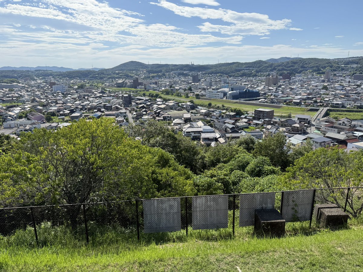 shinoguu's tweet photo. こちらも岐阜県土岐市、高山城跡にやって来た

桔梗亭というあずまやと、櫓らしき見晴し台があるだけで遺構はほとんど残っていなかった

奥に小さな社もあったが、柵があり、敷地内には入れないようになっていた https://t.co/6W7wafFBBG