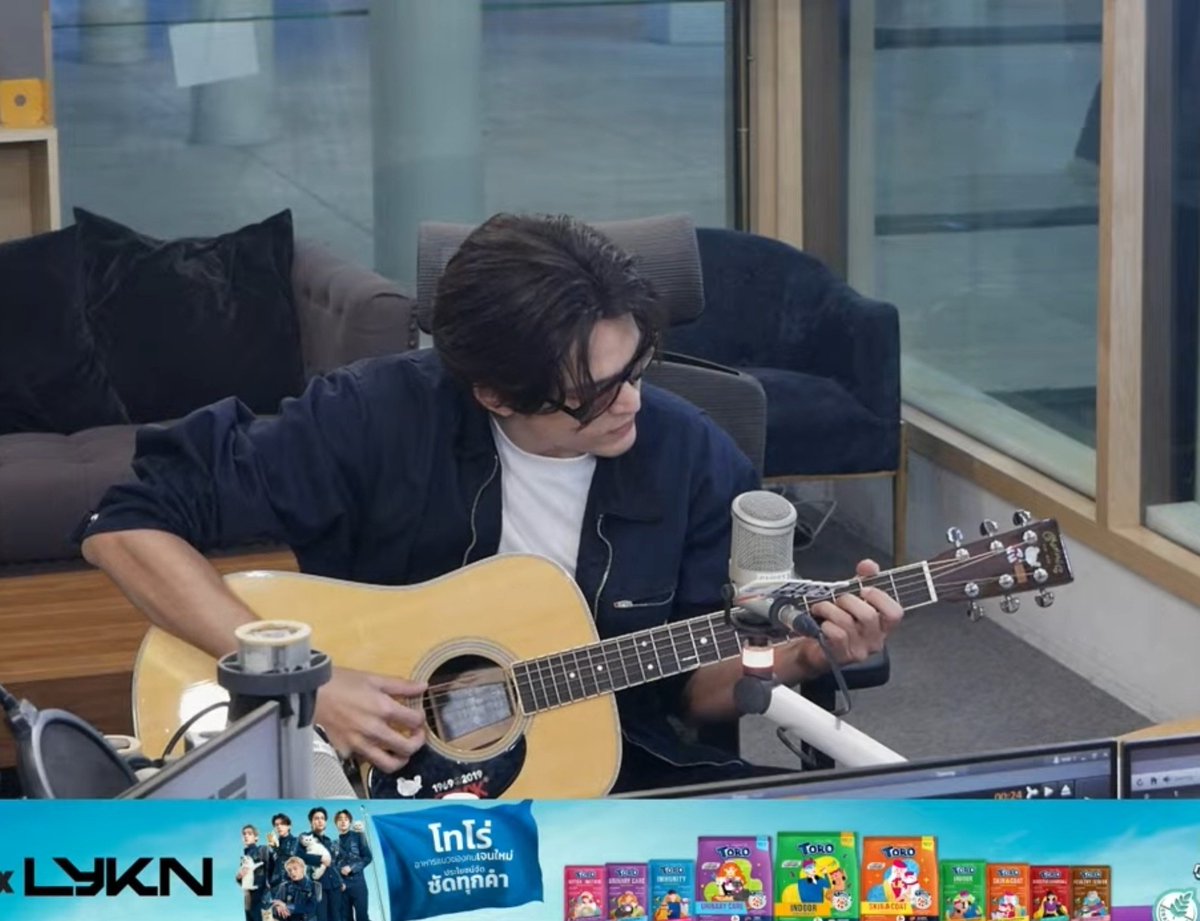 amycaskeyyy's tweet photo. Him with guitar 🥺

#Flex1045xGAWIN_GoneAway 
#GawinCaskey https://t.co/OT0OfqCEfG