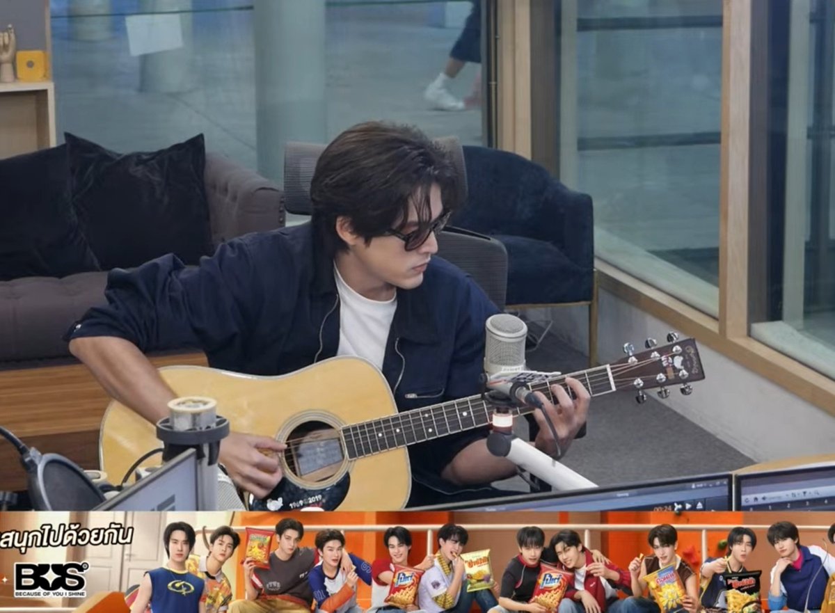 amycaskeyyy's tweet photo. Him with guitar 🥺

#Flex1045xGAWIN_GoneAway 
#GawinCaskey https://t.co/OT0OfqCEfG