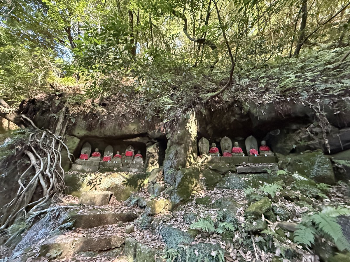 shinoguu's tweet photo. 高山城から少し下ると、穴弘法と呼ばれる遺跡を発見

大量のお地蔵様
　
戦国時代に亡くなった人々の霊を弔うもの

遺構が全く感じられなかった高山城跡とは対照的で、ここは400年以上前からあるオーラがあり、迫力満点だった https://t.co/1Kd0wvbKSi