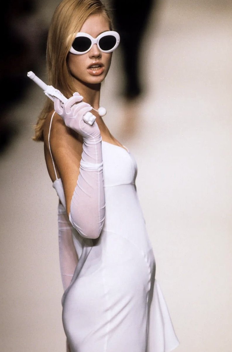 imahurricanne's tweet photo. lolita lempicka s/s '96 is SO iconic https://t.co/BNJ2cjEi1b
