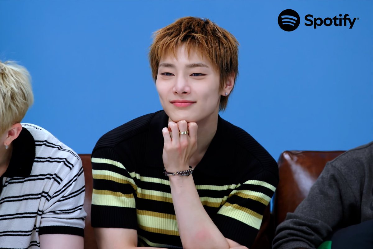 SpotifyKR's tweet photo. 연기천재 김승민 미담
: 귀여운 얼굴로 애교 꽉 끼게 수록곡 표현함

미공개 클립이라 아래 링크에서만 볼 수 있는 거 모르는 사람 제발 없길..
https://t.co/2tBNeaLK8u https://t.co/WR1DTjrtN7