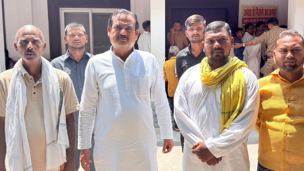 Deependrajhaman's tweet photo. बीकापुर विधानसभा के तोरोमाफी निषाद परिवारों के आशियाने बचाने के लिए सपा नेता राघवेन्द्र प्रताप सिंह ‘अनूप’ ने जिलाधिकारी महोदय से मुलाकात किया https://t.co/hHQQDqMqvZ