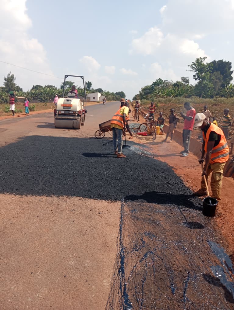 ARBurundi's tweet photo. En vue de faciliter la circulation des usagers de la Route Nationale N°6: tronçon Muyinga-Kobero, des travaux de bouchage des nids-de-poule sont en cours d'exécution. Sur les 7 500 m² prévus, 1 152,27 m² ont déjà été réalisés. @MielsBurundi @DavidB51087 https://t.co/k1K2gN2K5W