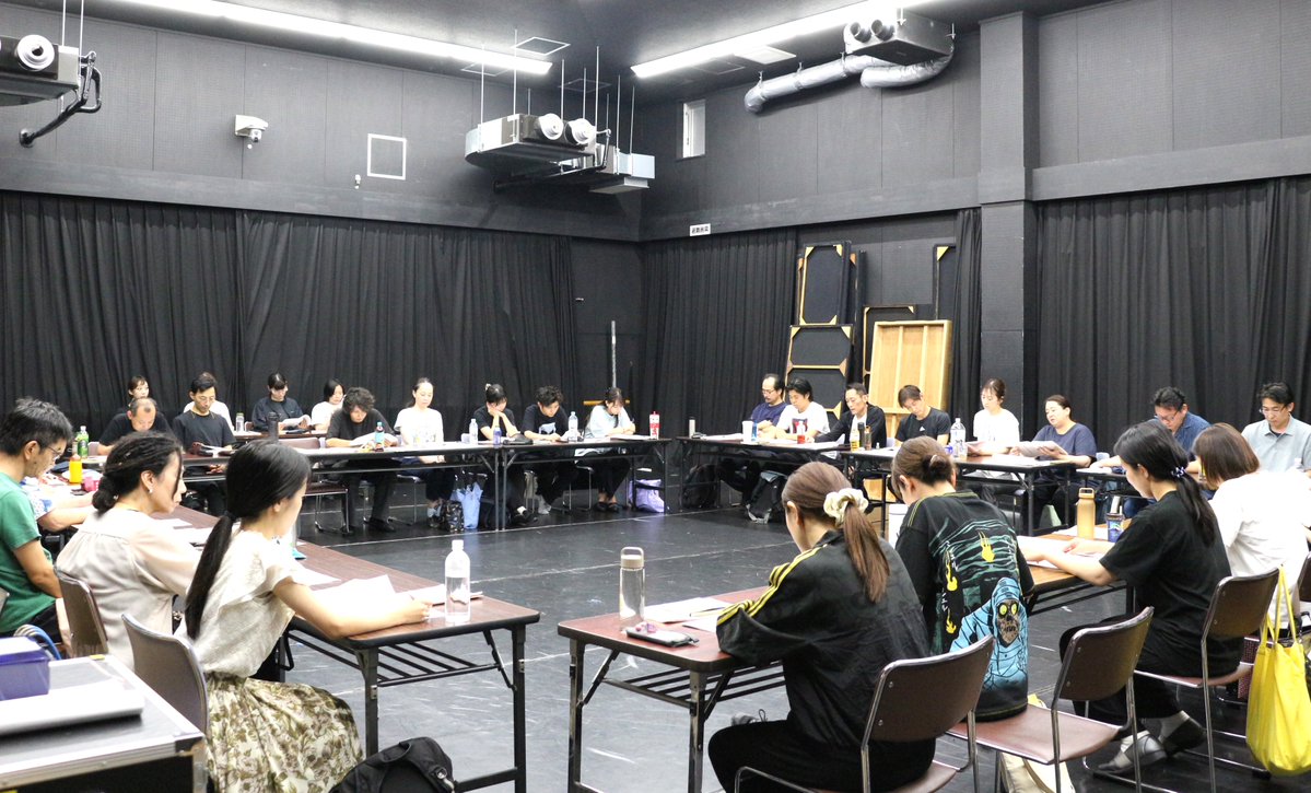 piccolo_theater's tweet photo. #ピッコロ劇団　第86回公演「カフェ・リバーサイド」

本日稽古初日✨
作＝上原裕美氏同席のもと、原案・演出＝岩松 了劇団代表の挨拶を経て読み合わせを行いました。

劇団員24名が出演する本作、これからどうなるのかが楽しみです！

公演情報はこちら↓
https://t.co/FgNZvDjpOU https://t.co/vv71NMTRSv