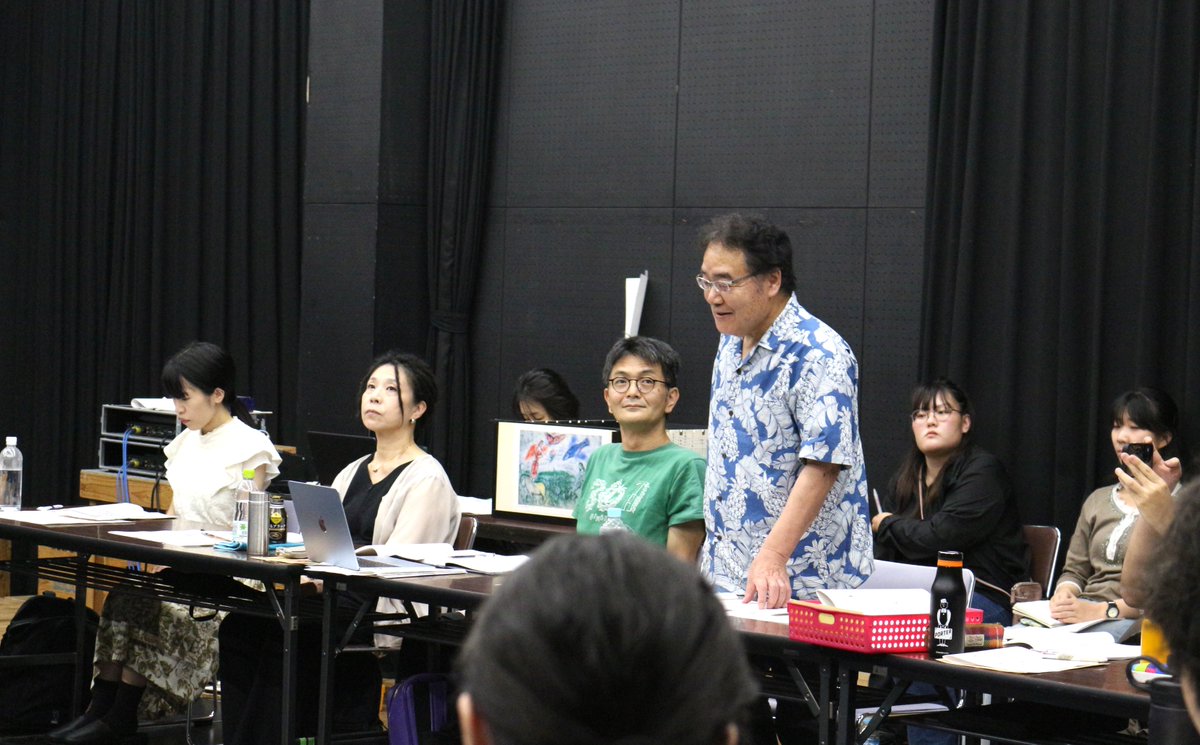 piccolo_theater's tweet photo. #ピッコロ劇団　第86回公演「カフェ・リバーサイド」

本日稽古初日✨
作＝上原裕美氏同席のもと、原案・演出＝岩松 了劇団代表の挨拶を経て読み合わせを行いました。

劇団員24名が出演する本作、これからどうなるのかが楽しみです！

公演情報はこちら↓
https://t.co/FgNZvDjpOU https://t.co/vv71NMTRSv