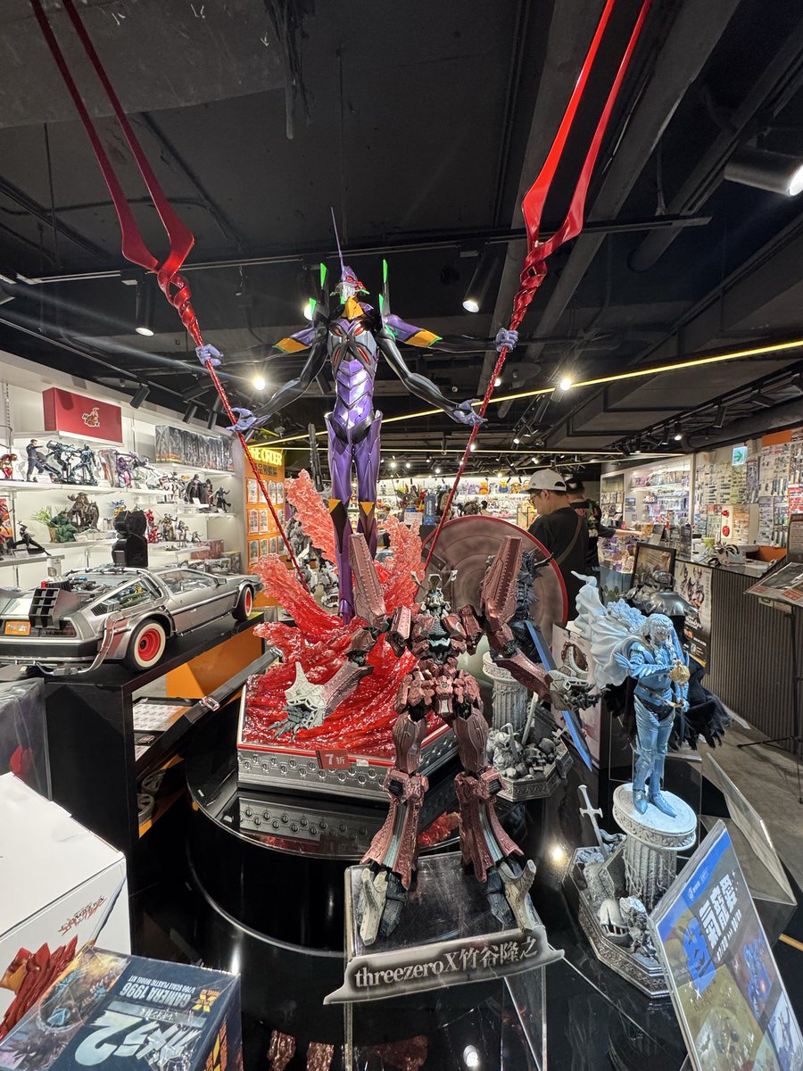 Rururyuru's tweet photo. 台湾のフィギュアショップで見つけた展示品が凄かった😳

大型のエヴァやゴジラ、キングコング、バットマンまで、どれも迫力満点！

大型スタチューならではの細かな造形や質感も凄かったです✨
そして、値段ももちろん圧巻でした…😂 https://t.co/HrzNjX7Ygj