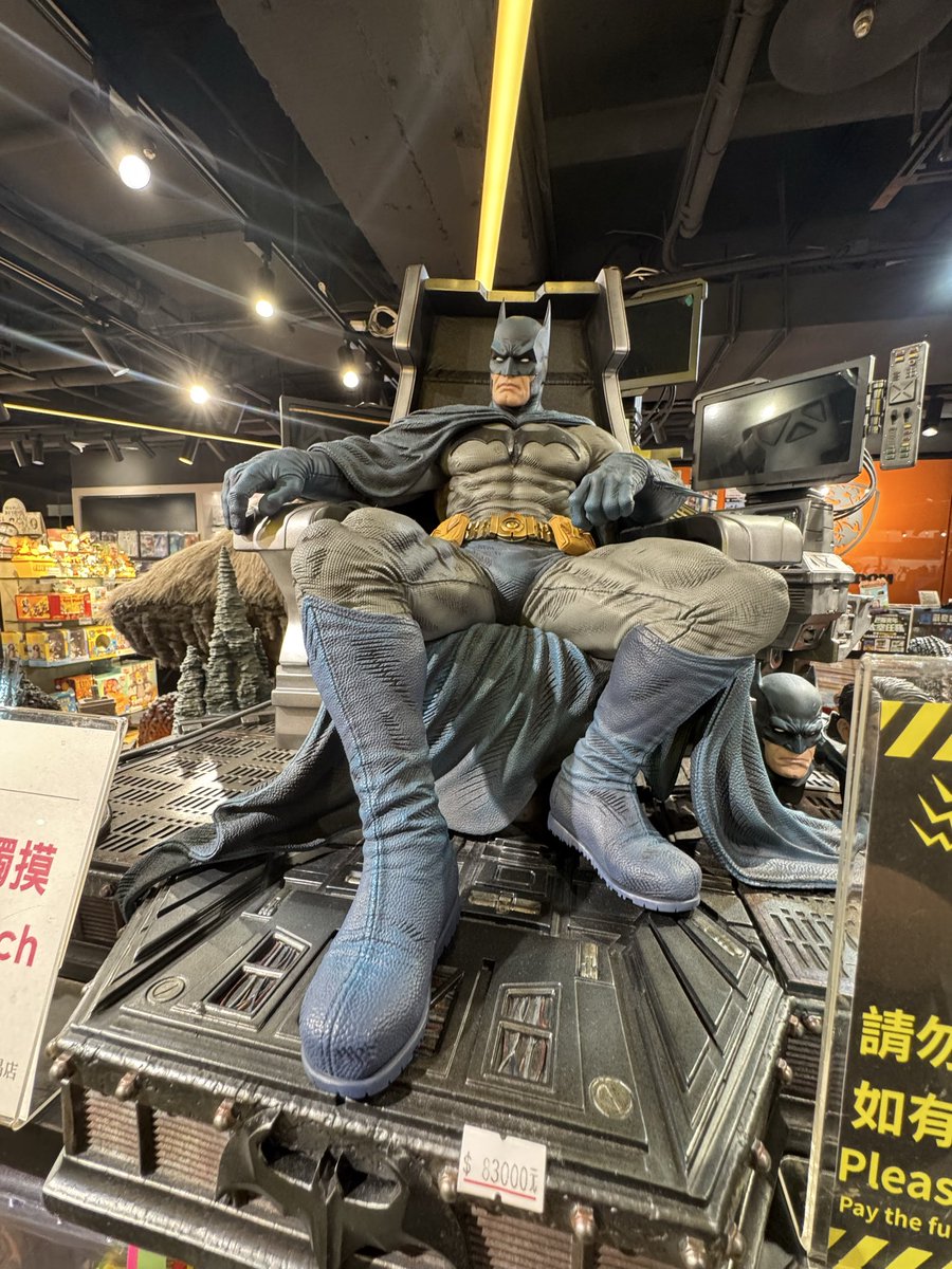 Rururyuru's tweet photo. 台湾のフィギュアショップで見つけた展示品が凄かった😳

大型のエヴァやゴジラ、キングコング、バットマンまで、どれも迫力満点！

大型スタチューならではの細かな造形や質感も凄かったです✨
そして、値段ももちろん圧巻でした…😂 https://t.co/HrzNjX7Ygj