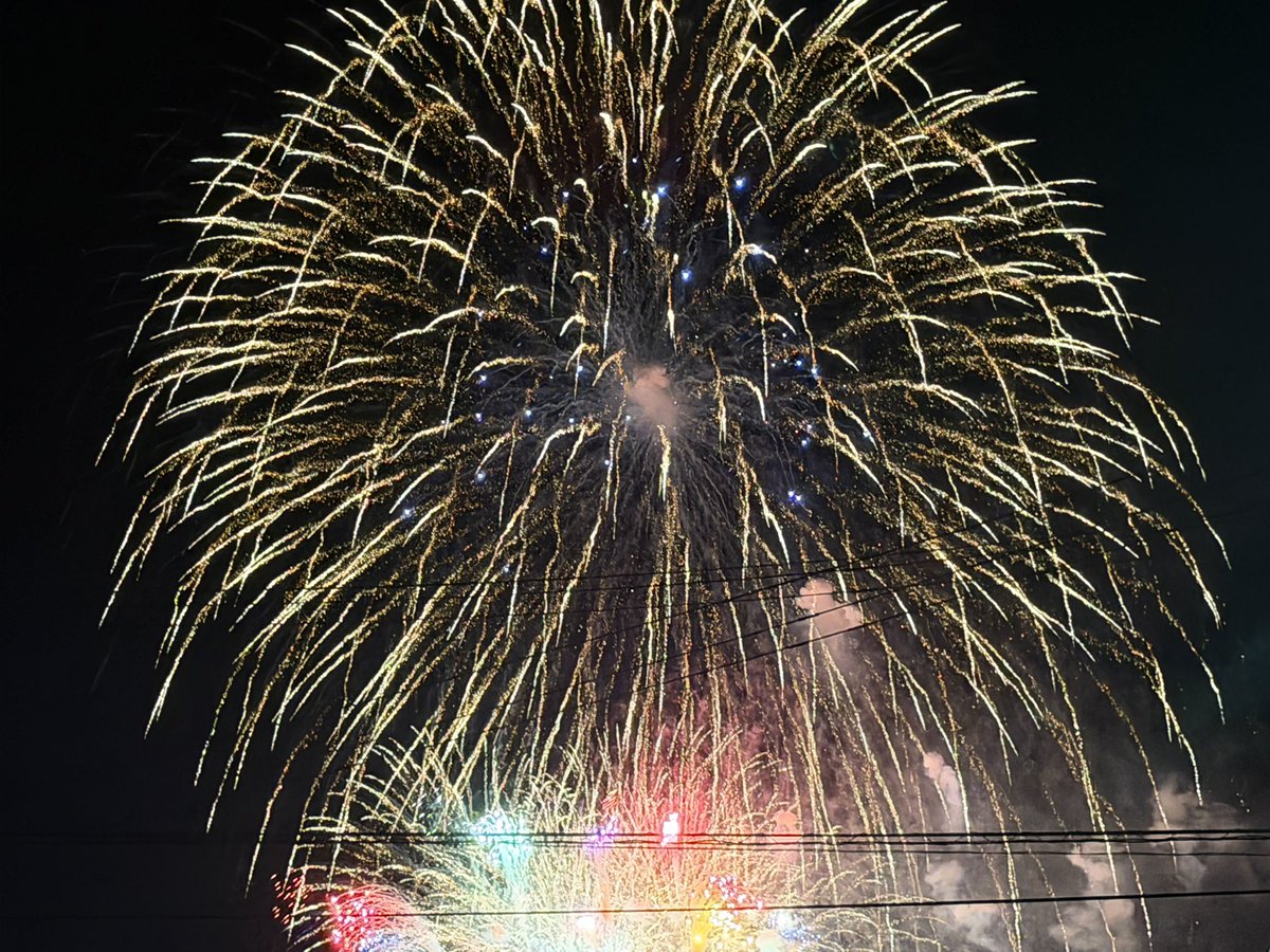 tototomintonnn's tweet photo. 盛岡市都南地区で、都南村時代から行われている盛岡花火の祭典

台風15号の影響が出るかと心配されたけど、特に問題なく開催

風もそこまで強くなく、空は星も見えていた

今の運営方式では一応終了とのことだけど、来年、中止になった盛岡どんぱと手を組めば良い気はする

個人的には警備員がいたり、警察官がいたり、きちんと5車線分のスペースを丸々確保してるから

・両方向の歩行者スペース1車線分を確保
・中央の3車線分を封鎖する代わりに、そのスペースをシャトルバスや近隣の日赤病院関係車両や救急車両専用に使用

をして運用

この辺は、警察や警備員がさすがと思う

河川敷を使う分近隣住民への悪影響は無いし、そもそも都南地区では花火があるものだという前提でいるからむしろ、どの場所から見るかを気にしてるくらい

都南地区で花火大会が行われていたことに対抗してるのか、商工会主催が古臭いからやめたのかは知らないけど…

来年以降、それこそ、盛岡どんぱとお互いのノウハウを融合した花火大会を行い、北東北の県庁所在地の中では大規模な花火大会を目指せばよい気がする  #岩手 #盛岡 #盛岡花火の祭典 #東北