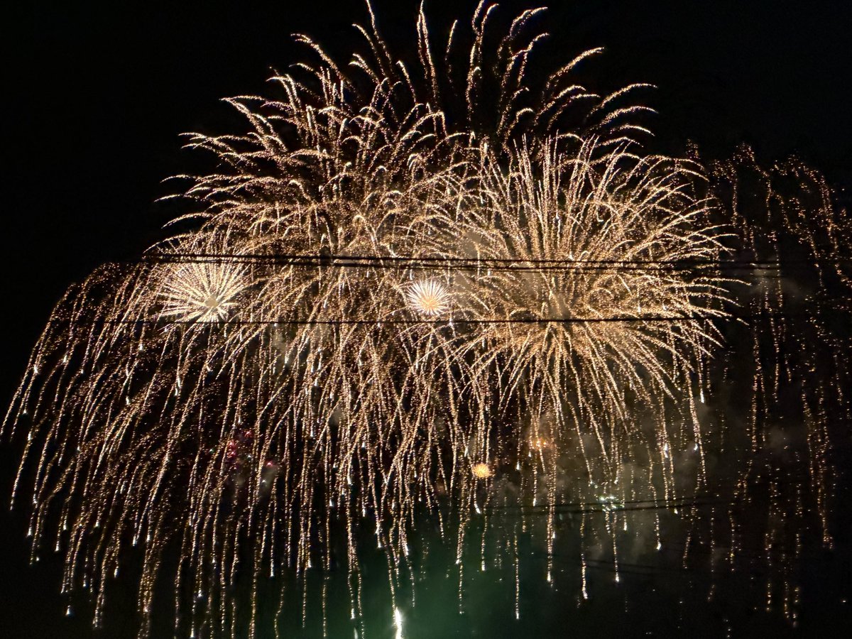 tototomintonnn's tweet photo. 盛岡市都南地区で、都南村時代から行われている盛岡花火の祭典

台風15号の影響が出るかと心配されたけど、特に問題なく開催

風もそこまで強くなく、空は星も見えていた

今の運営方式では一応終了とのことだけど、来年、中止になった盛岡どんぱと手を組めば良い気はする

個人的には警備員がいたり、警察官がいたり、きちんと5車線分のスペースを丸々確保してるから

・両方向の歩行者スペース1車線分を確保
・中央の3車線分を封鎖する代わりに、そのスペースをシャトルバスや近隣の日赤病院関係車両や救急車両専用に使用

をして運用

この辺は、警察や警備員がさすがと思う

河川敷を使う分近隣住民への悪影響は無いし、そもそも都南地区では花火があるものだという前提でいるからむしろ、どの場所から見るかを気にしてるくらい

都南地区で花火大会が行われていたことに対抗してるのか、商工会主催が古臭いからやめたのかは知らないけど…

来年以降、それこそ、盛岡どんぱとお互いのノウハウを融合した花火大会を行い、北東北の県庁所在地の中では大規模な花火大会を目指せばよい気がする  #岩手 #盛岡 #盛岡花火の祭典 #東北