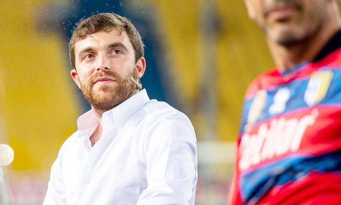 DataFutebol's tweet photo. Fabrizio Romano diz que ele não deve continuar no mercado de transferências! 😳

De acordo com postagem no LinkedIn, ele disse:

“Provavelmente não vou continuar no setor de mercado de transferências como estou fazendo agora por muito mais tempo.

Está na hora de mudar a abordagem…”

Fala completa abaixo 👇🏻