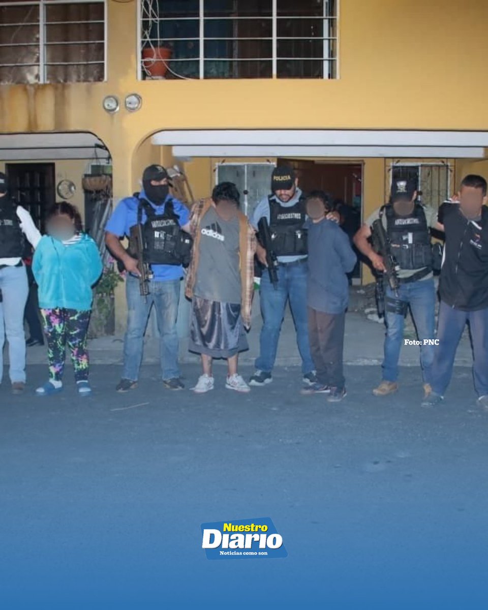 NuestroDiario's tweet photo. 🚨 RESCATAN A MUJER SECUESTRADA: HAY SEIS CAPTURADOS 🚨

#PorSiNoLoViste Una mujer de 54 años fue liberada sana y salva durante un operativo del Comando Antisecuestros de la PNC en un inmueble del condominio Valles de Navarra, San José Pinula. La víctima habría sido secuestrada el pasado 8 de agosto y, tras el seguimiento de los investigadores, seis presuntos responsables fueron capturados y quedaron a disposición de un juez.

#NuestroDiario, noticias como son. 📰
#SucesosND