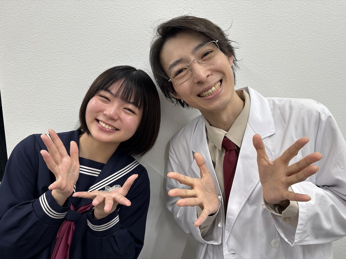erika_harada's tweet photo. 舞台『 天国の待合室 』
全公演 無事に終演いたしました。

皆さんと創った7公演
あまりにも、あまりにも幸せの連続でした

愛ある拍手とスタンディングオベーション
どうしようもなく感情が溢れてしまいました

こんなにもこの時間を愛してくださって 本当に 本当に、ありがとうございました。

手塚美和ちゃんが 強く 生きたいと思っていたこと。見届けてくださって 本当にありがとうございました。

こうして皆さまが見届けてくださって、やっと美和ちゃんや待合室のみんな 待っていたみんなが 微笑むことができたのだと 信じております。

この物語が皆さんの心のお守りとして 優しい光となっていたら 嬉しいです。

この作品を愛してくださった皆さんが、ご自身の日常を少しでも愛することができていたら 嬉しいです。

こんなにもあたたかく 愛のある瞬間に出会えたこと、そして かけがえのない皆さまと出会えたこと 私の人生の かけがえのない宝物です。

もし皆さんに出会えなかったら、こんな感情があるってことだって気付かなかった。

辛いことがあったとき
やっぱり苦しくなってしまったとき
いつでも ここで待っています

演劇続けていて 本当によかったです。

心から   ありがとうございました !!

手塚美和 役/原田えりか
