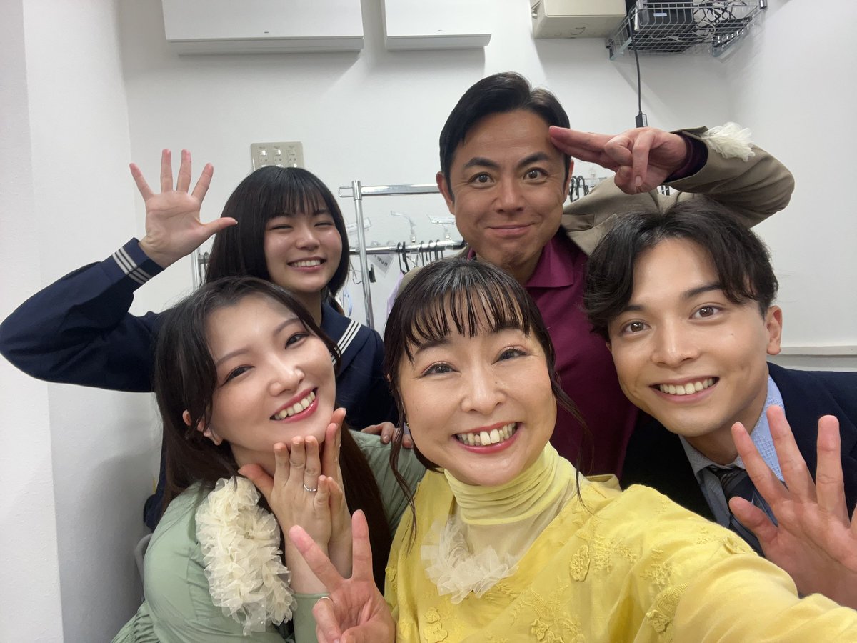 erika_harada's tweet photo. 舞台『 天国の待合室 』
全公演 無事に終演いたしました。

皆さんと創った7公演
あまりにも、あまりにも幸せの連続でした

愛ある拍手とスタンディングオベーション
どうしようもなく感情が溢れてしまいました

こんなにもこの時間を愛してくださって 本当に 本当に、ありがとうございました。

手塚美和ちゃんが 強く 生きたいと思っていたこと。見届けてくださって 本当にありがとうございました。

こうして皆さまが見届けてくださって、やっと美和ちゃんや待合室のみんな 待っていたみんなが 微笑むことができたのだと 信じております。

この物語が皆さんの心のお守りとして 優しい光となっていたら 嬉しいです。

この作品を愛してくださった皆さんが、ご自身の日常を少しでも愛することができていたら 嬉しいです。

こんなにもあたたかく 愛のある瞬間に出会えたこと、そして かけがえのない皆さまと出会えたこと 私の人生の かけがえのない宝物です。

もし皆さんに出会えなかったら、こんな感情があるってことだって気付かなかった。

辛いことがあったとき
やっぱり苦しくなってしまったとき
いつでも ここで待っています

演劇続けていて 本当によかったです。

心から   ありがとうございました !!

手塚美和 役/原田えりか