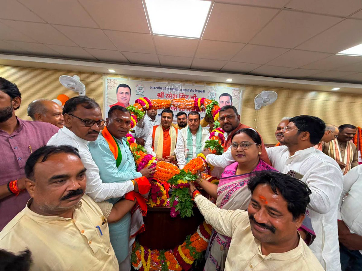 bjpvnsmahanagar's tweet photo. आज सर्किट हाउस में काशी क्षेत्र के प्रभारी आदरणीय रमेश सिंह जी भाईसाहब  ने संगठनात्मक सोलह जिला के जिलाध्यक्ष, जिला प्रभारी तथा क्षेत्र व जिला के पदाधिकारियों व जनप्रतिनीधि  परिचयात्मक बैठक ली।आदरणीय क्षेत्र अध्यक्ष श्री अशोक चौरसिया जी आपेक्षित श्रेणी के साथ उपस्थित रहे। https://t.co/PUQQOWaSn3