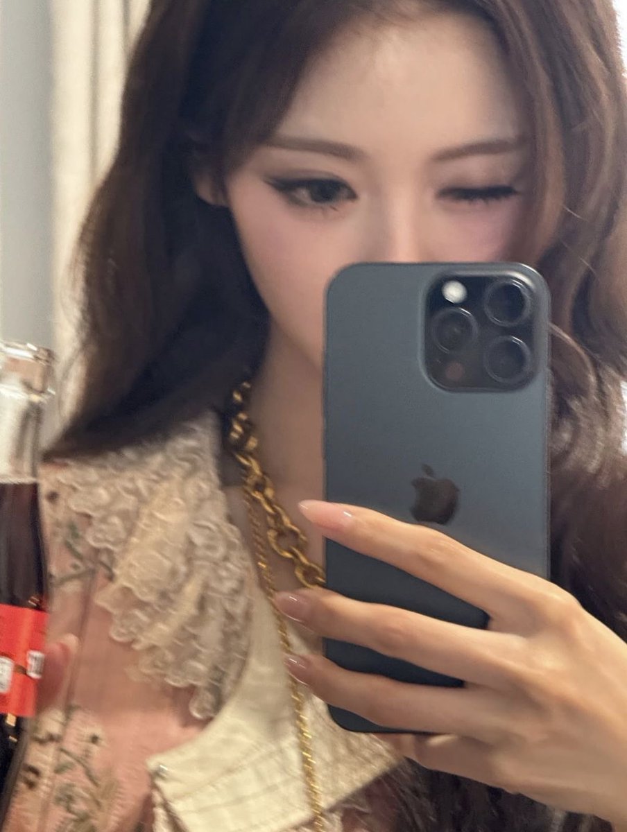 annarated's tweet photo. i miss anna’s mirror selfie 🫠 https://t.co/x8vtQi47GY