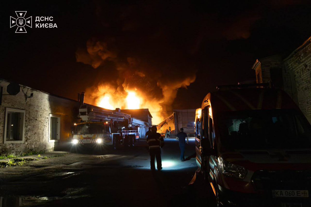 JDarkosint's tweet photo. Images of the aftermath of the criminal Russian attack in Zaporizhzhia, the city was hit by North Korean Zircon and KAB ballistic missiles, six people were killed by Putin and his henchmen, and at least nineteen were wounded. https://t.co/GXxEtitT9y